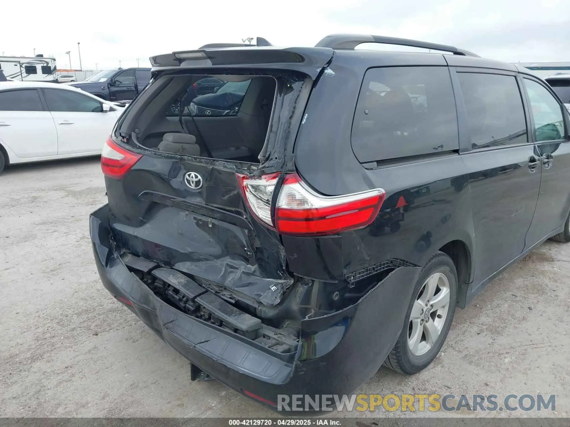 17 Photograph of a damaged car 5TDKZ3DC4KS011331 TOYOTA SIENNA 2019