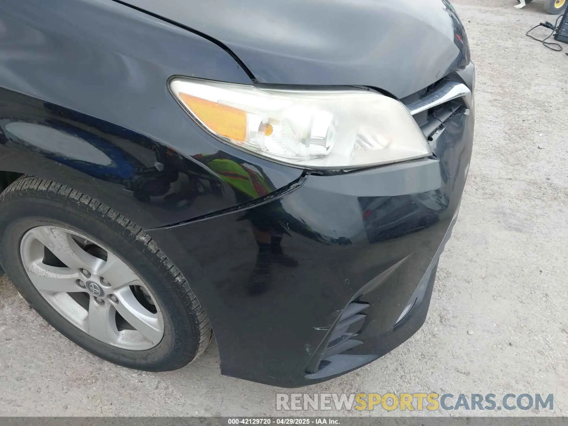 18 Photograph of a damaged car 5TDKZ3DC4KS011331 TOYOTA SIENNA 2019