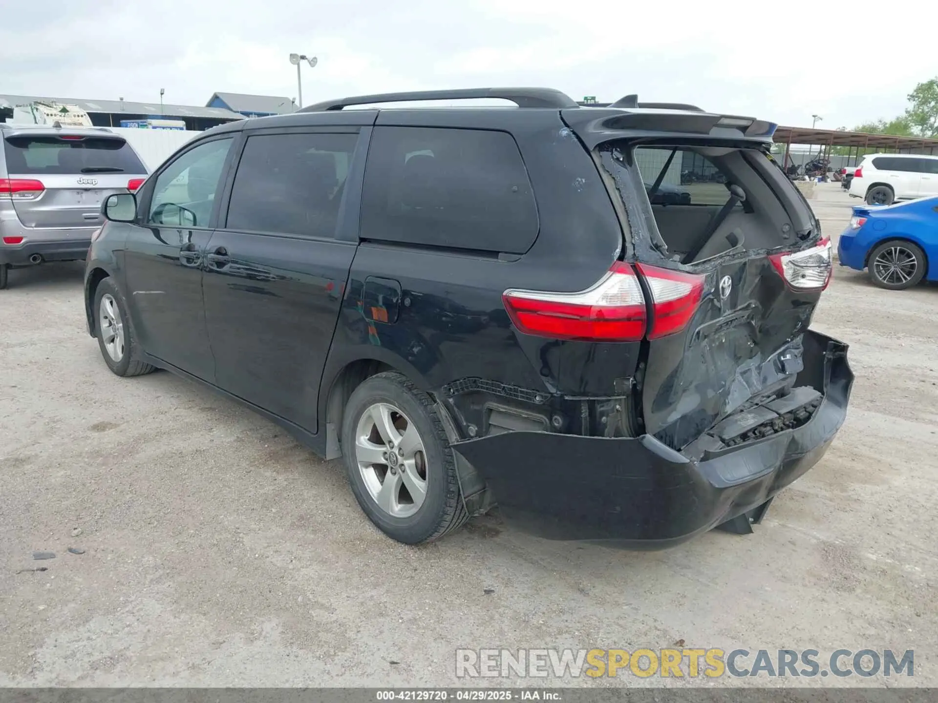 3 Photograph of a damaged car 5TDKZ3DC4KS011331 TOYOTA SIENNA 2019