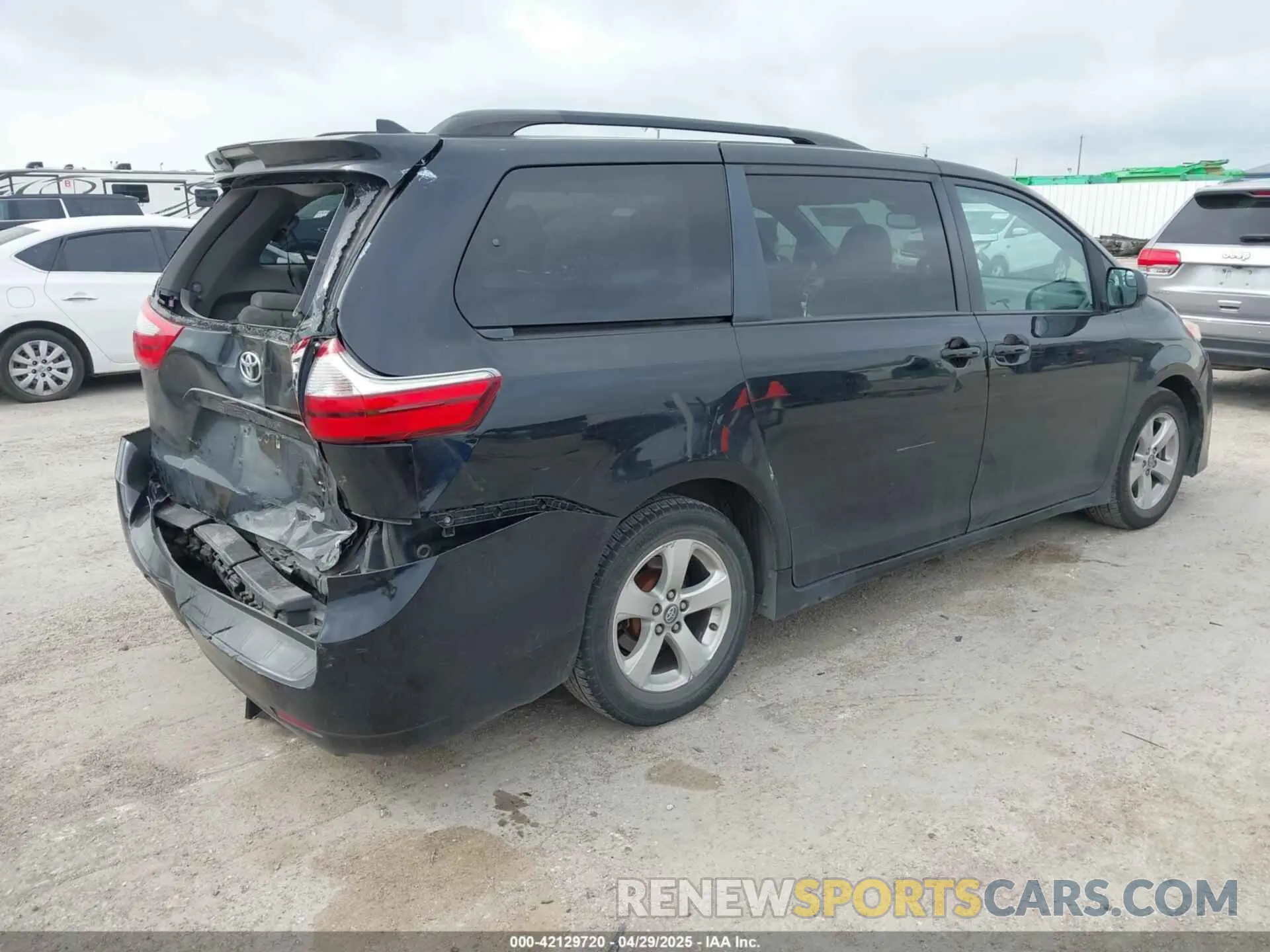4 Photograph of a damaged car 5TDKZ3DC4KS011331 TOYOTA SIENNA 2019