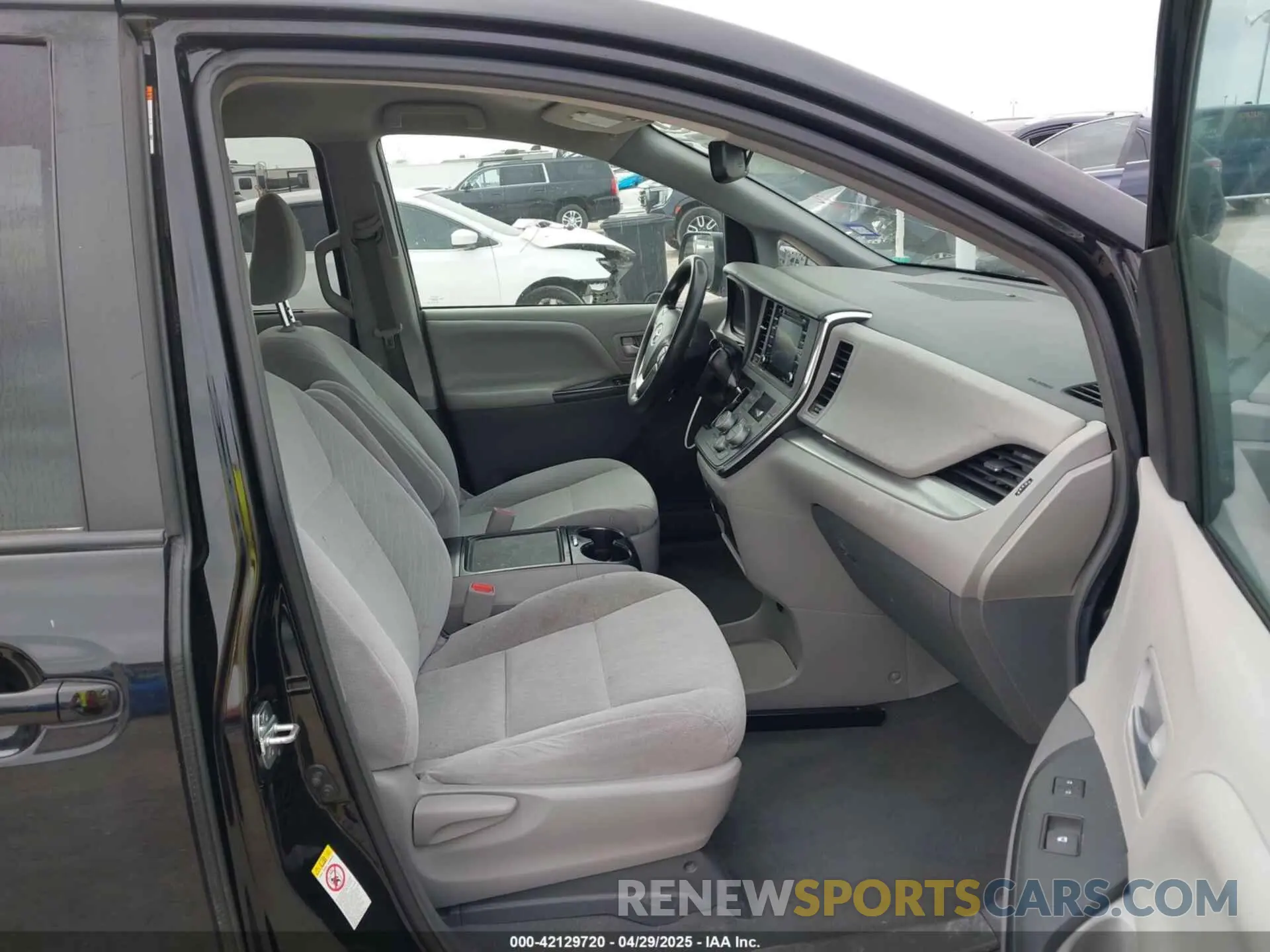 5 Photograph of a damaged car 5TDKZ3DC4KS011331 TOYOTA SIENNA 2019