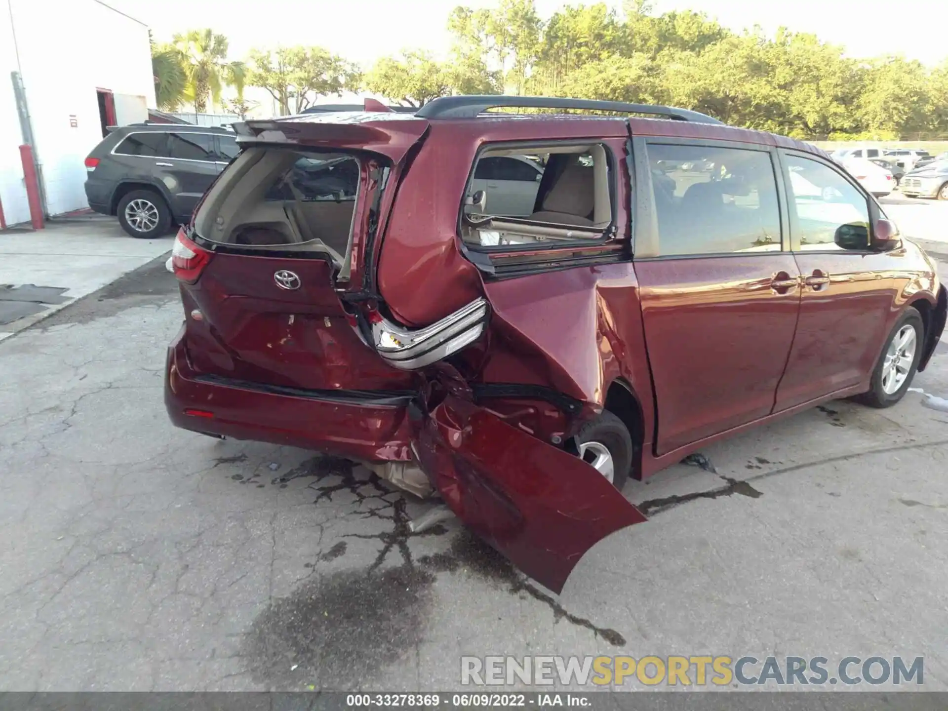 4 Photograph of a damaged car 5TDKZ3DC4KS985603 TOYOTA SIENNA 2019