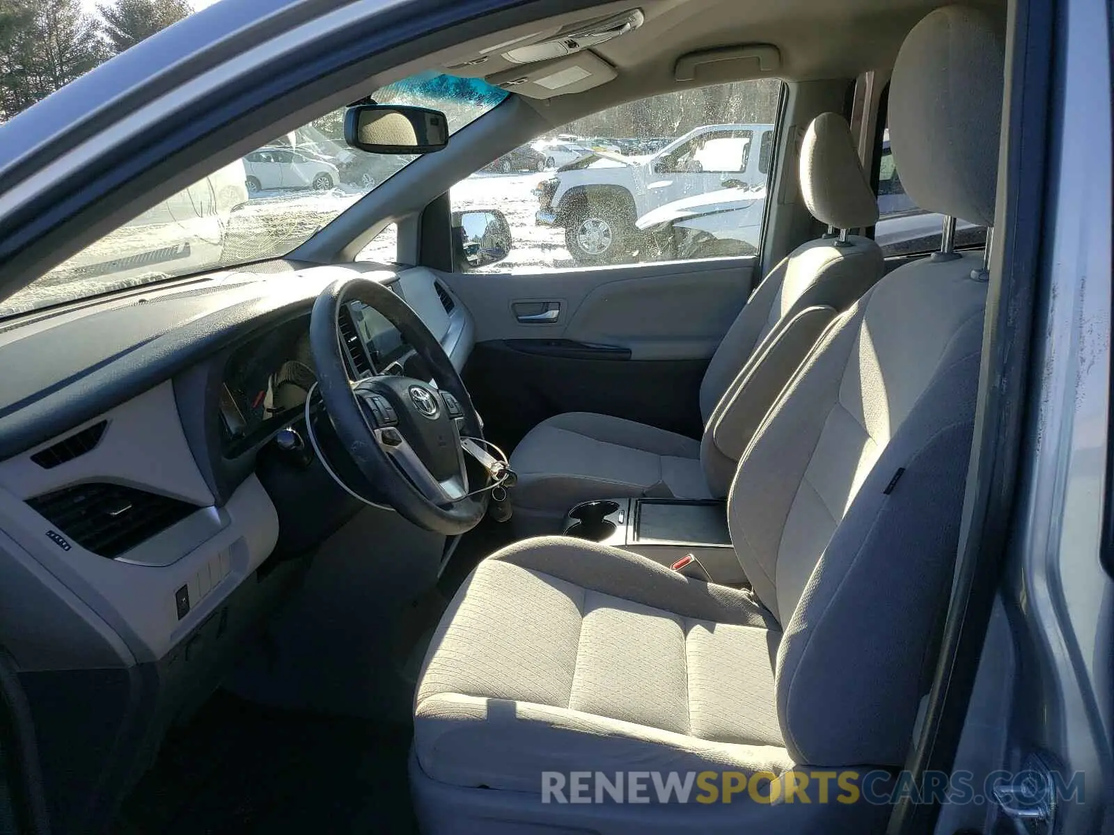 5 Photograph of a damaged car 5TDKZ3DC5HS898589 TOYOTA SIENNA 2019