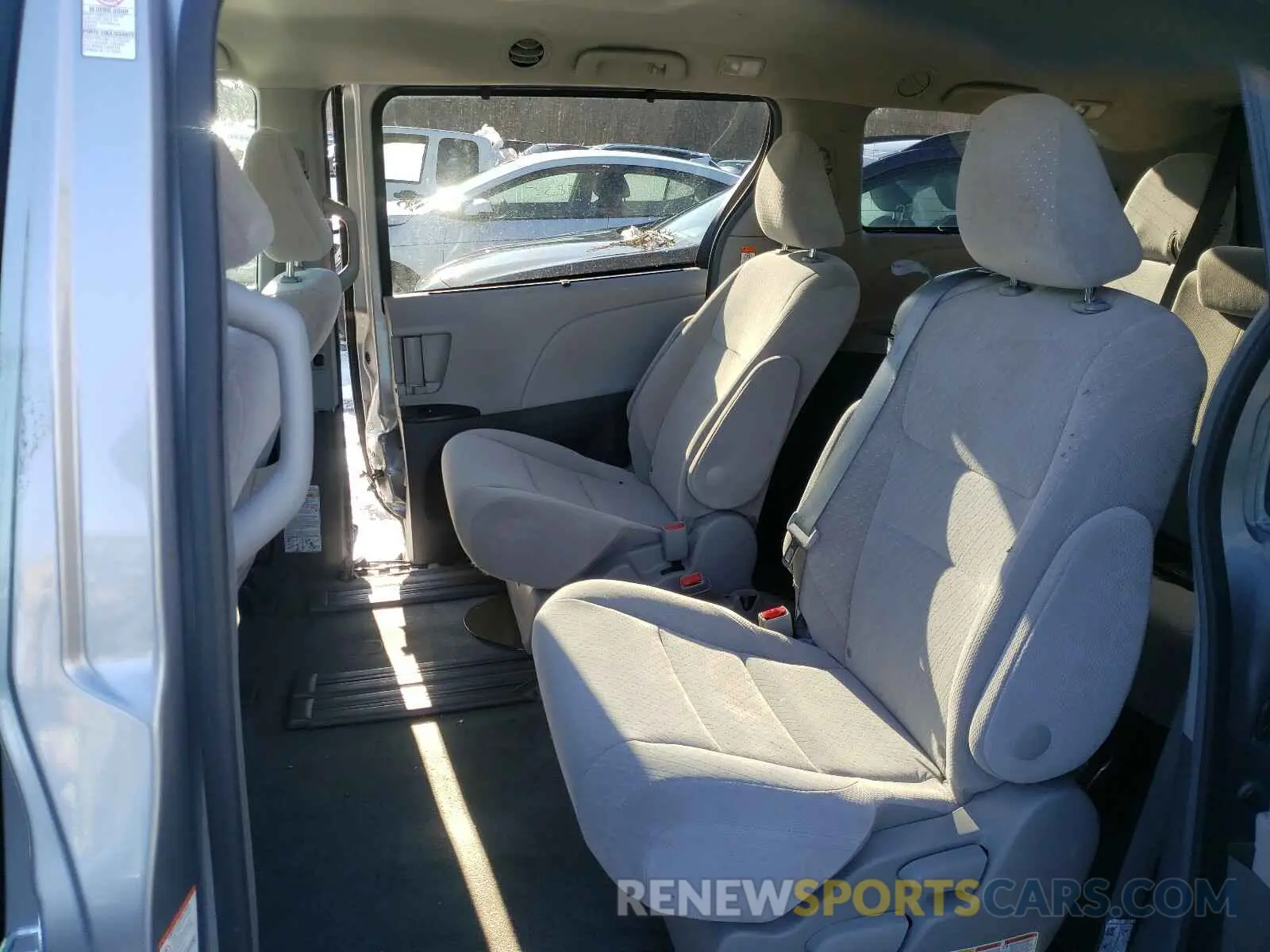 6 Photograph of a damaged car 5TDKZ3DC5HS898589 TOYOTA SIENNA 2019