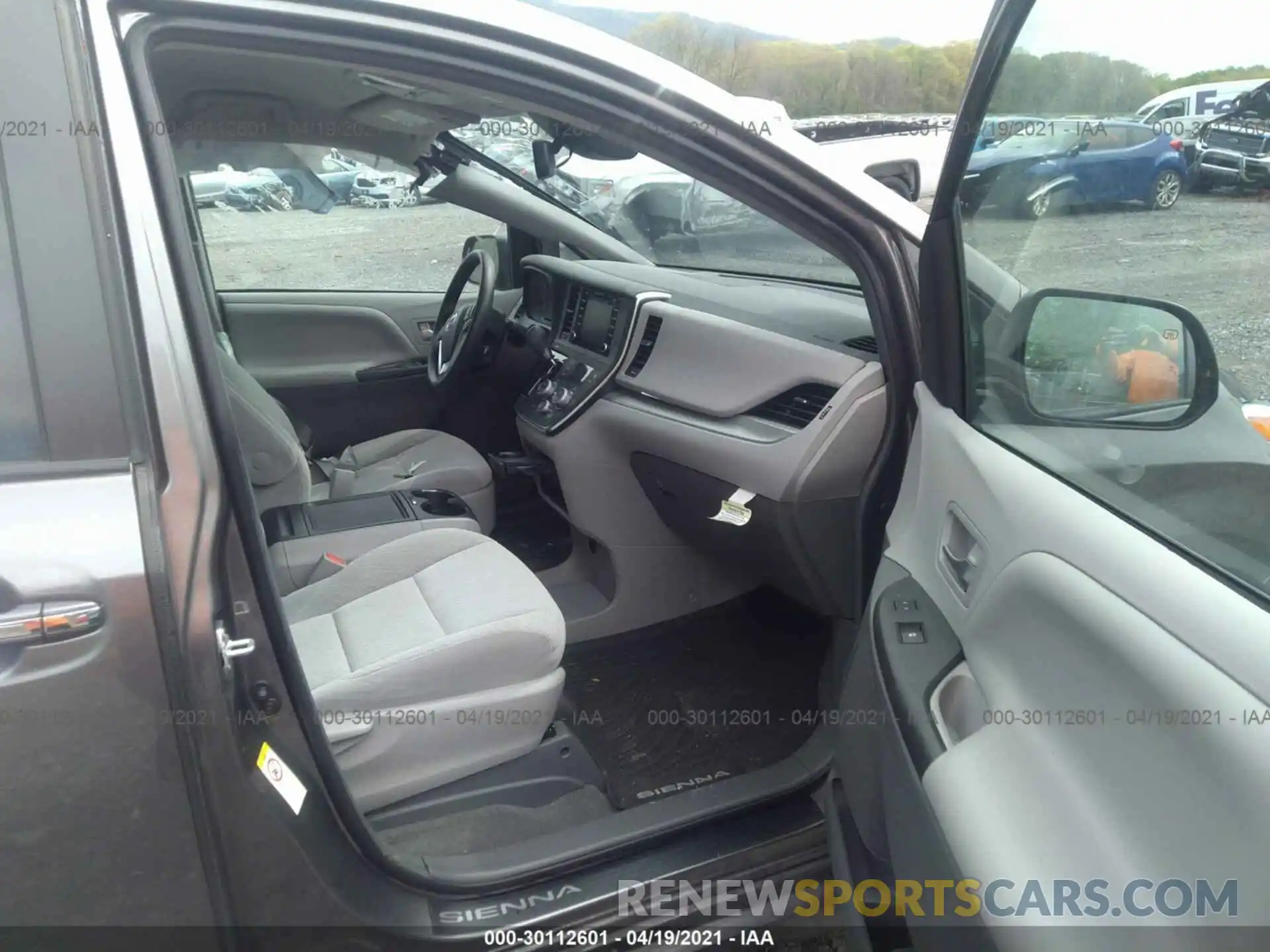 5 Photograph of a damaged car 5TDKZ3DC5KS967661 TOYOTA SIENNA 2019