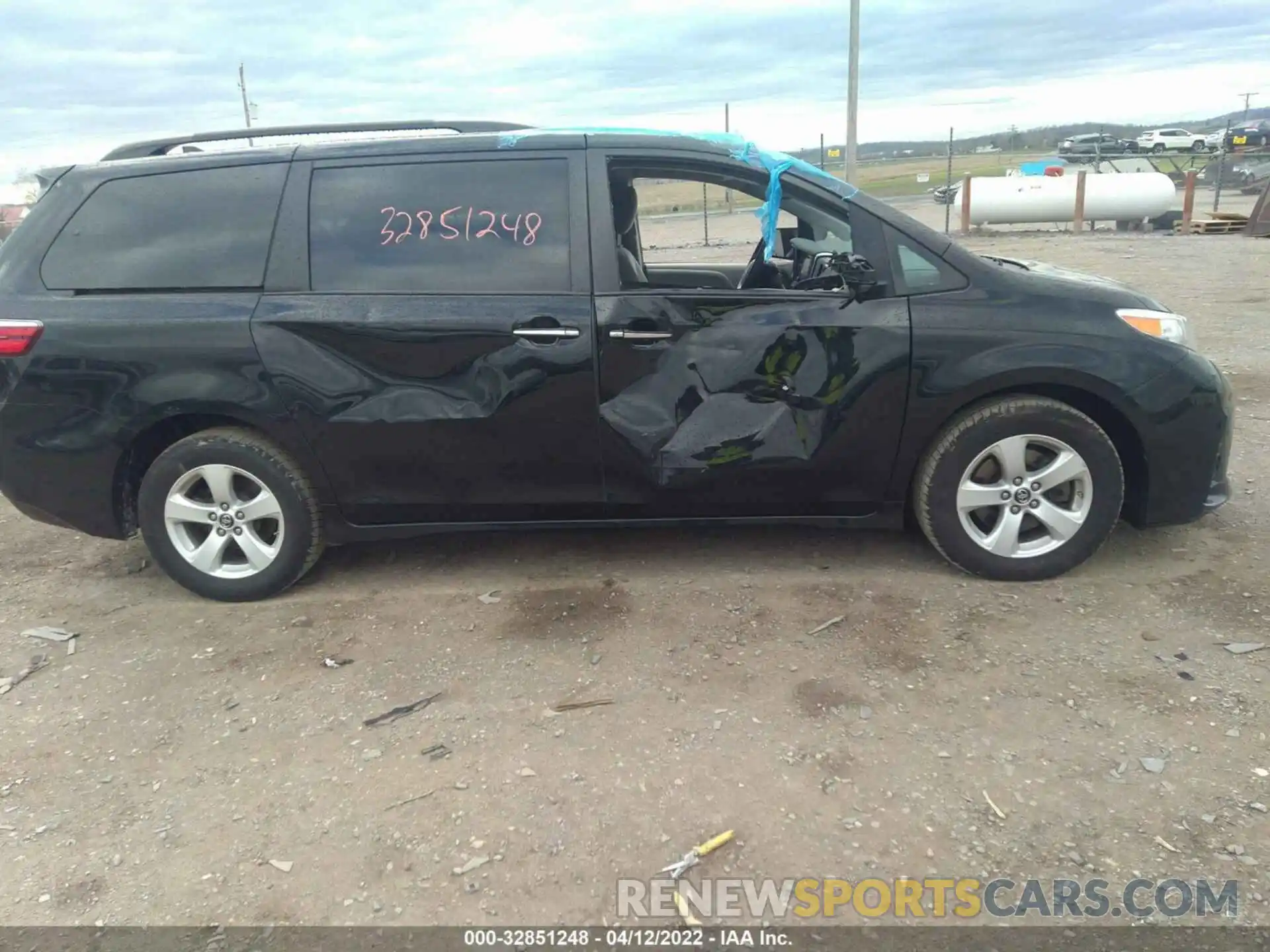 6 Photograph of a damaged car 5TDKZ3DC5KS975615 TOYOTA SIENNA 2019