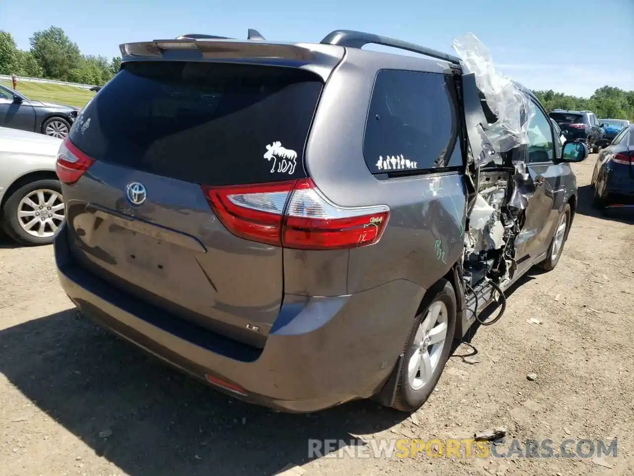 4 Photograph of a damaged car 5TDKZ3DC5KS990003 TOYOTA SIENNA 2019