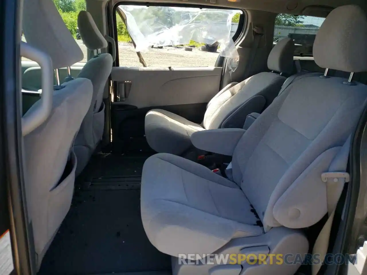 6 Photograph of a damaged car 5TDKZ3DC5KS990003 TOYOTA SIENNA 2019