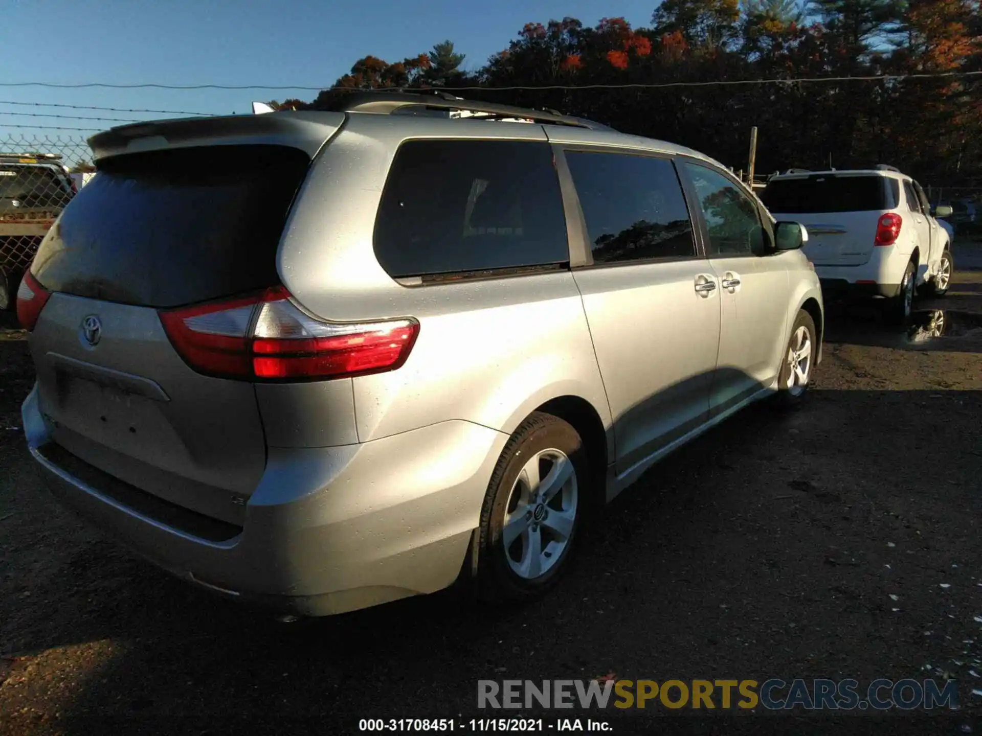 4 Photograph of a damaged car 5TDKZ3DC6KS007068 TOYOTA SIENNA 2019