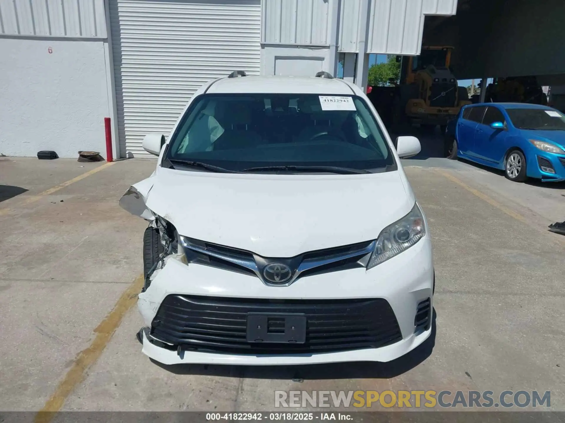 13 Photograph of a damaged car 5TDKZ3DC6KS012237 TOYOTA SIENNA 2019