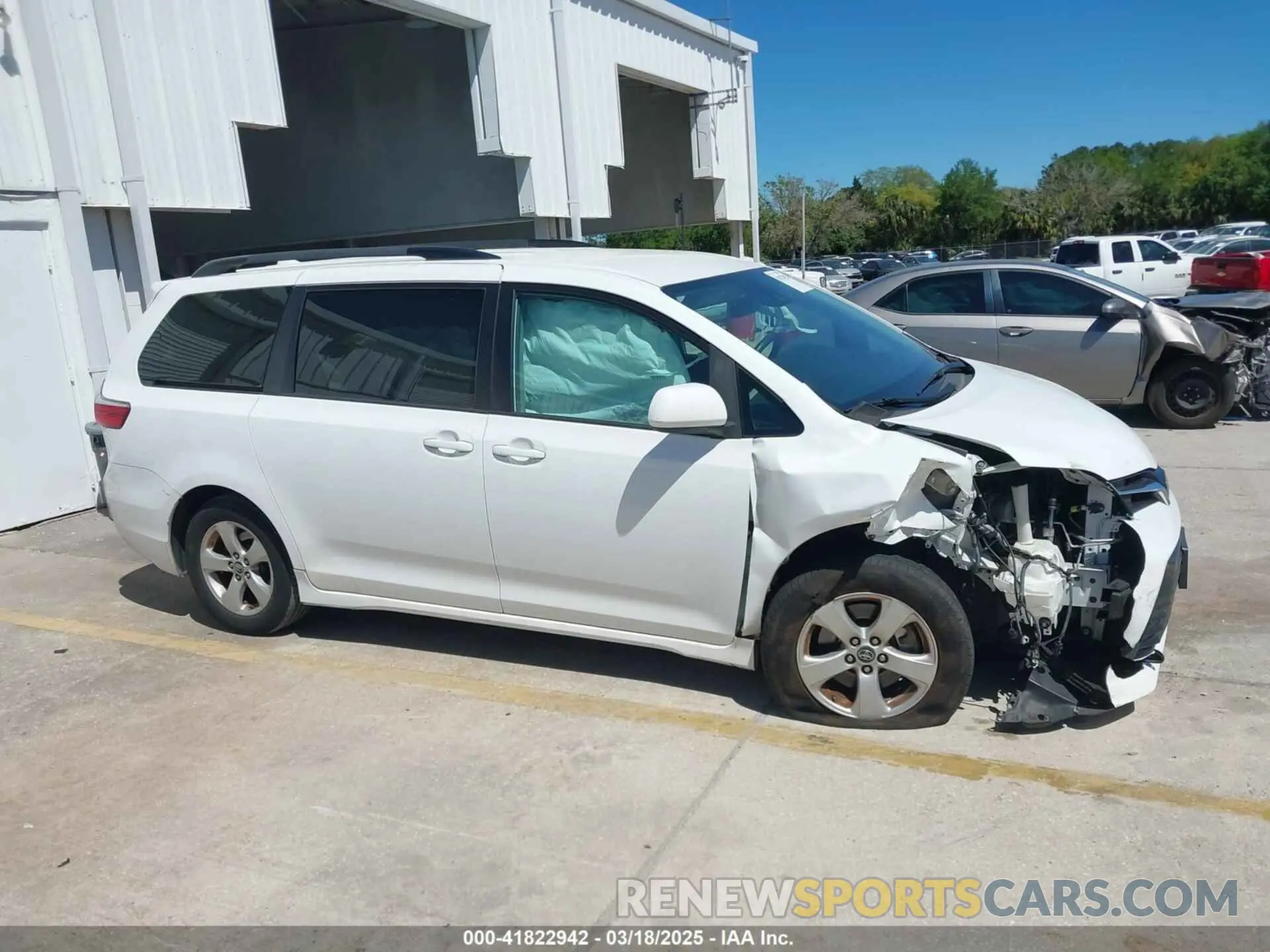 14 Photograph of a damaged car 5TDKZ3DC6KS012237 TOYOTA SIENNA 2019