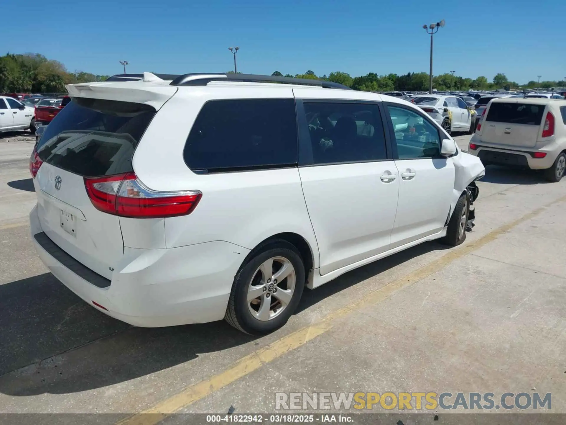 4 Photograph of a damaged car 5TDKZ3DC6KS012237 TOYOTA SIENNA 2019