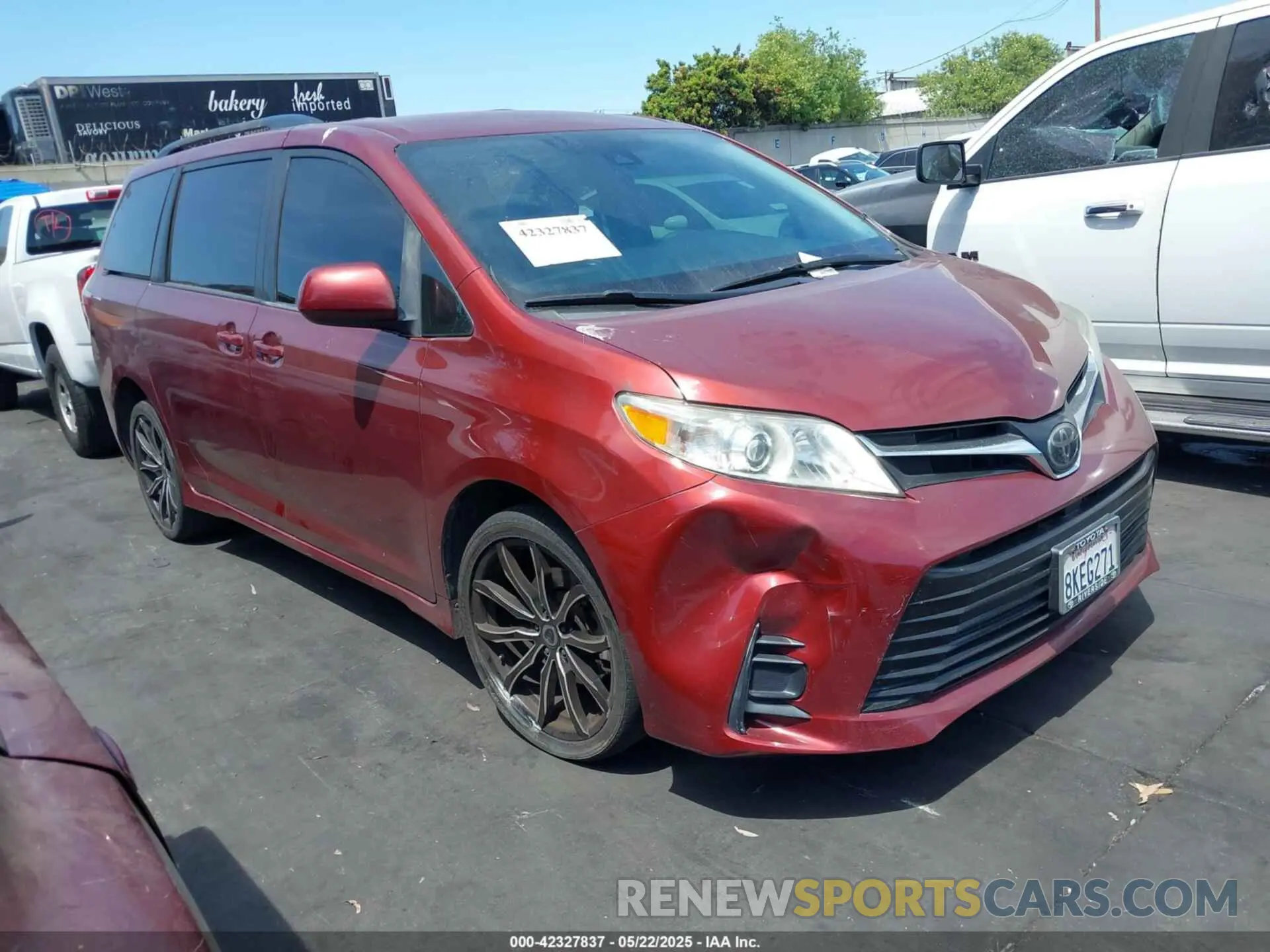 1 Photograph of a damaged car 5TDKZ3DC6KS966678 TOYOTA SIENNA 2019