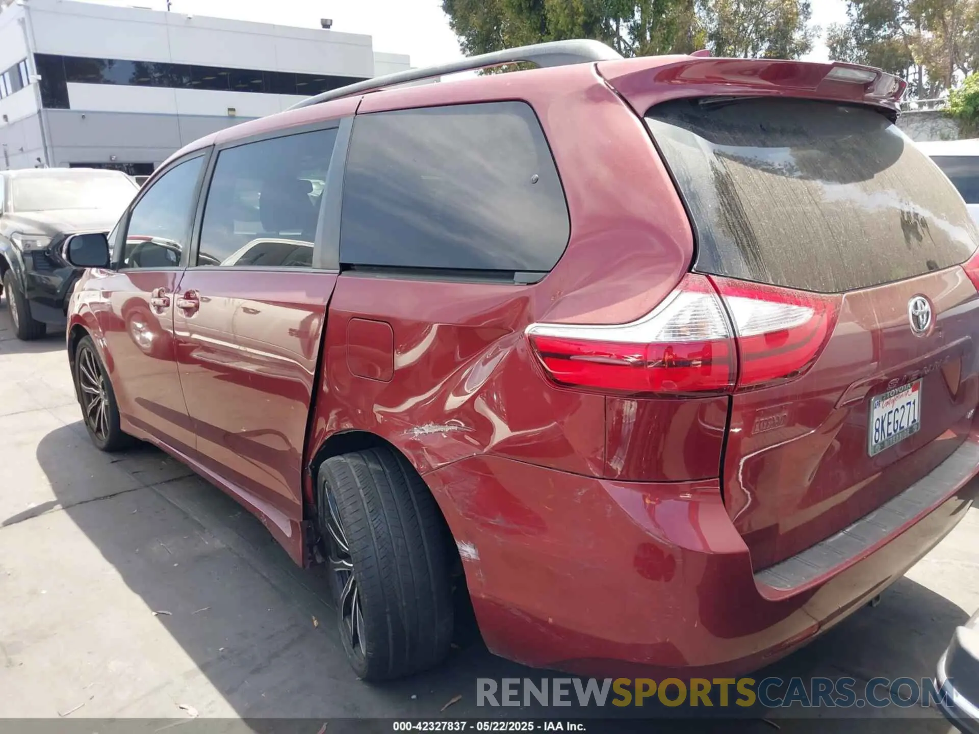 3 Photograph of a damaged car 5TDKZ3DC6KS966678 TOYOTA SIENNA 2019