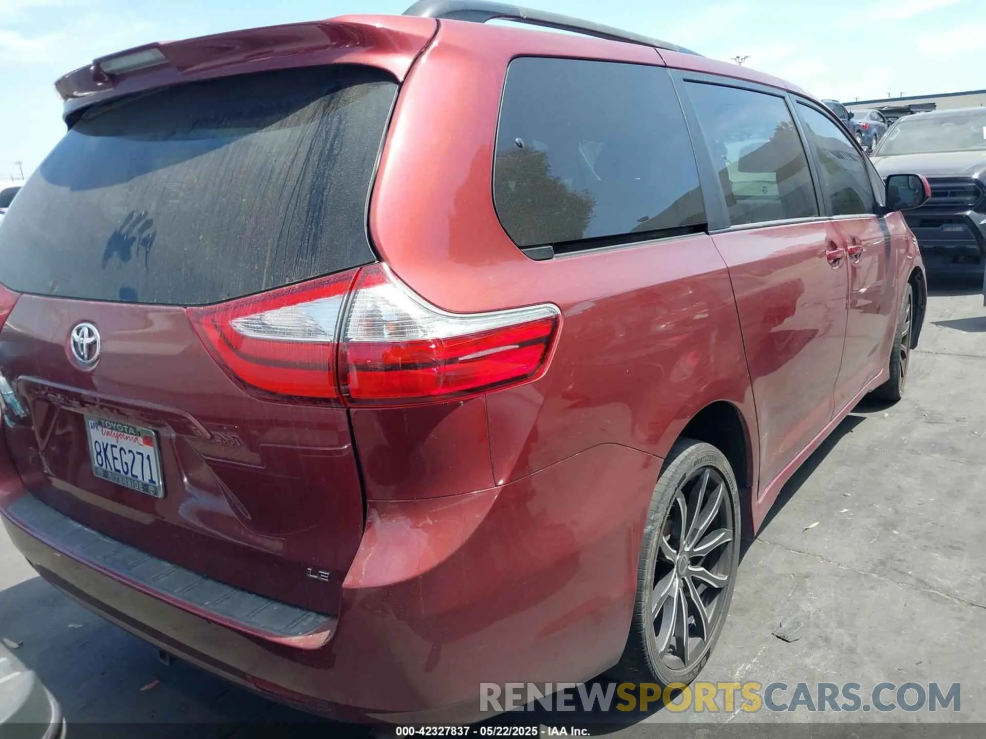 4 Photograph of a damaged car 5TDKZ3DC6KS966678 TOYOTA SIENNA 2019