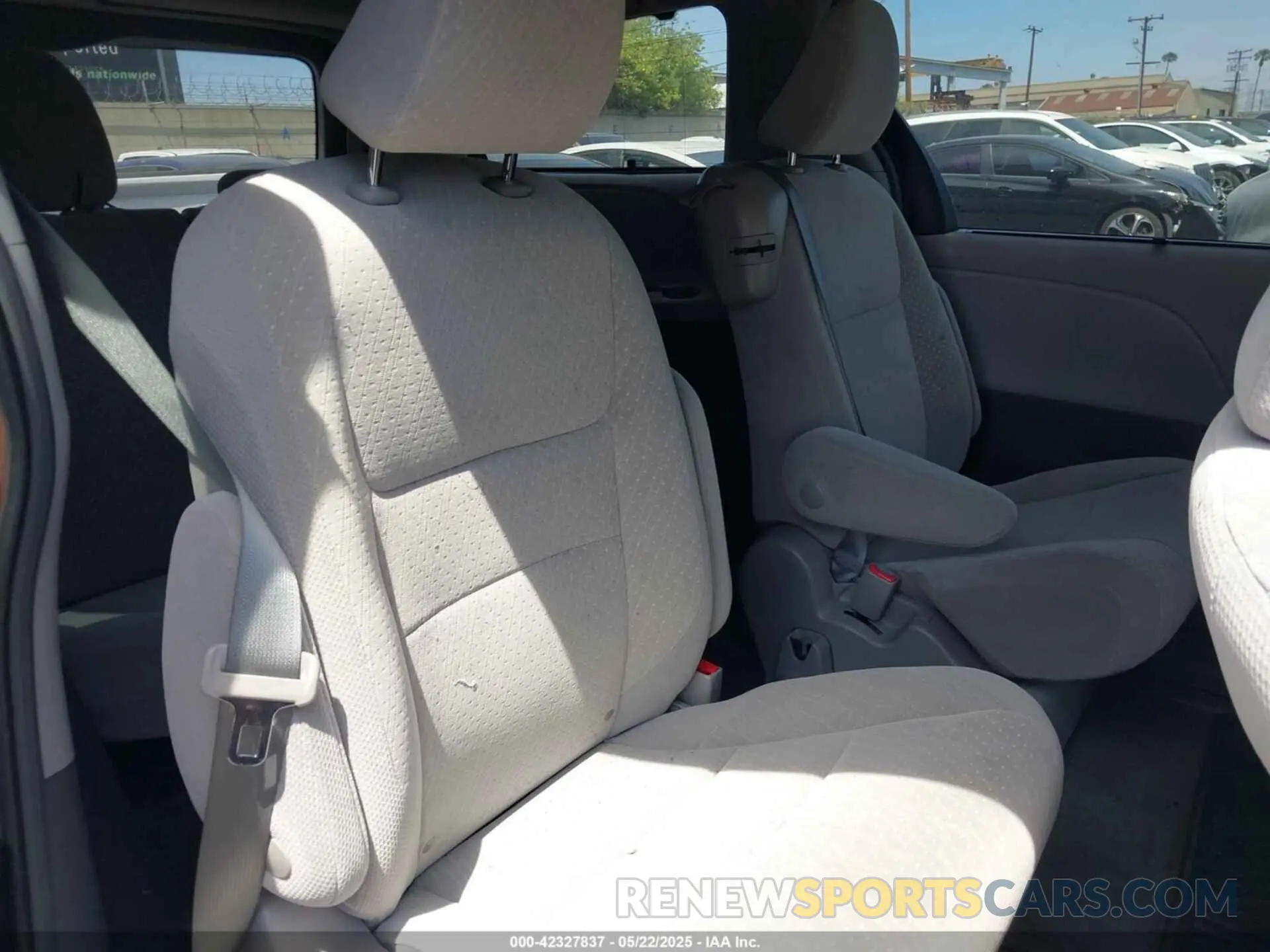 8 Photograph of a damaged car 5TDKZ3DC6KS966678 TOYOTA SIENNA 2019
