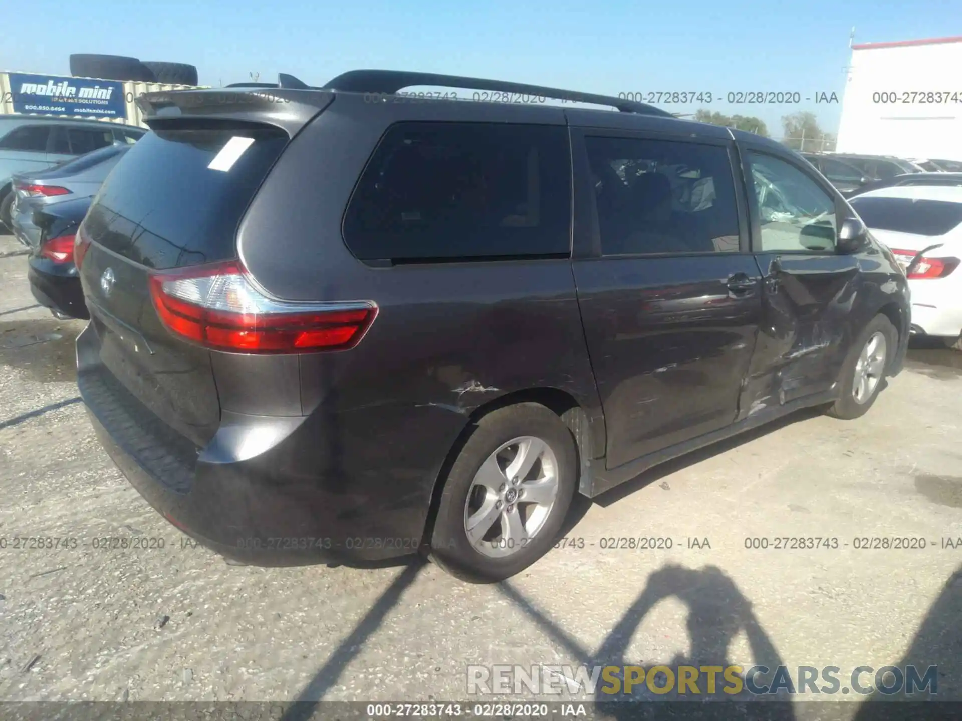 4 Photograph of a damaged car 5TDKZ3DC6KS985215 TOYOTA SIENNA 2019