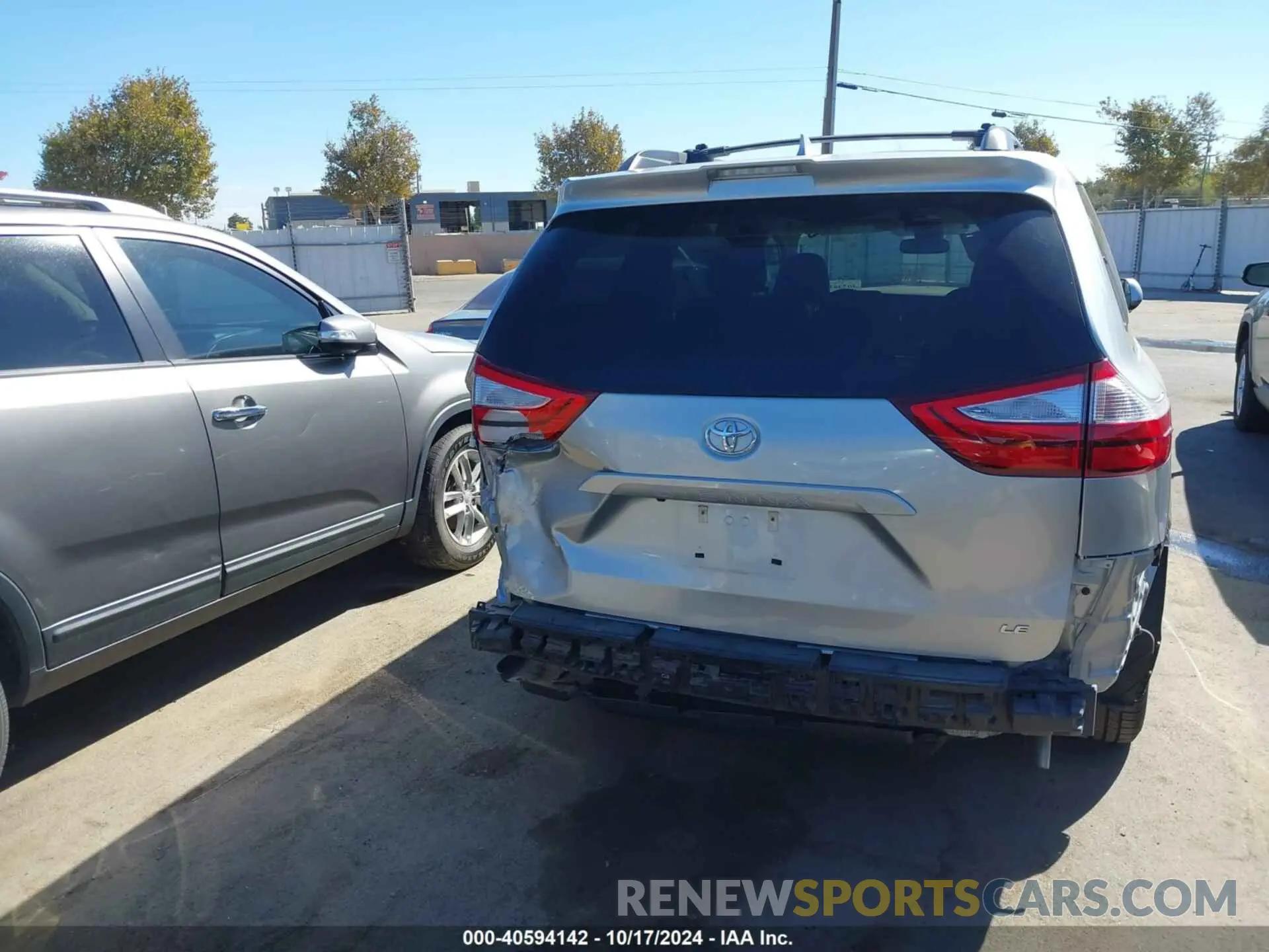 17 Photograph of a damaged car 5TDKZ3DC6KS989605 TOYOTA SIENNA 2019