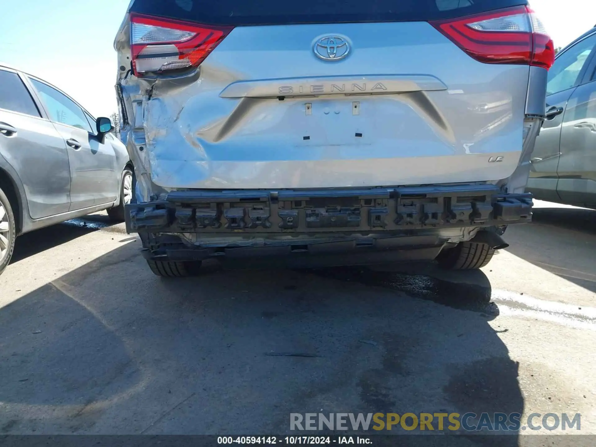 22 Photograph of a damaged car 5TDKZ3DC6KS989605 TOYOTA SIENNA 2019