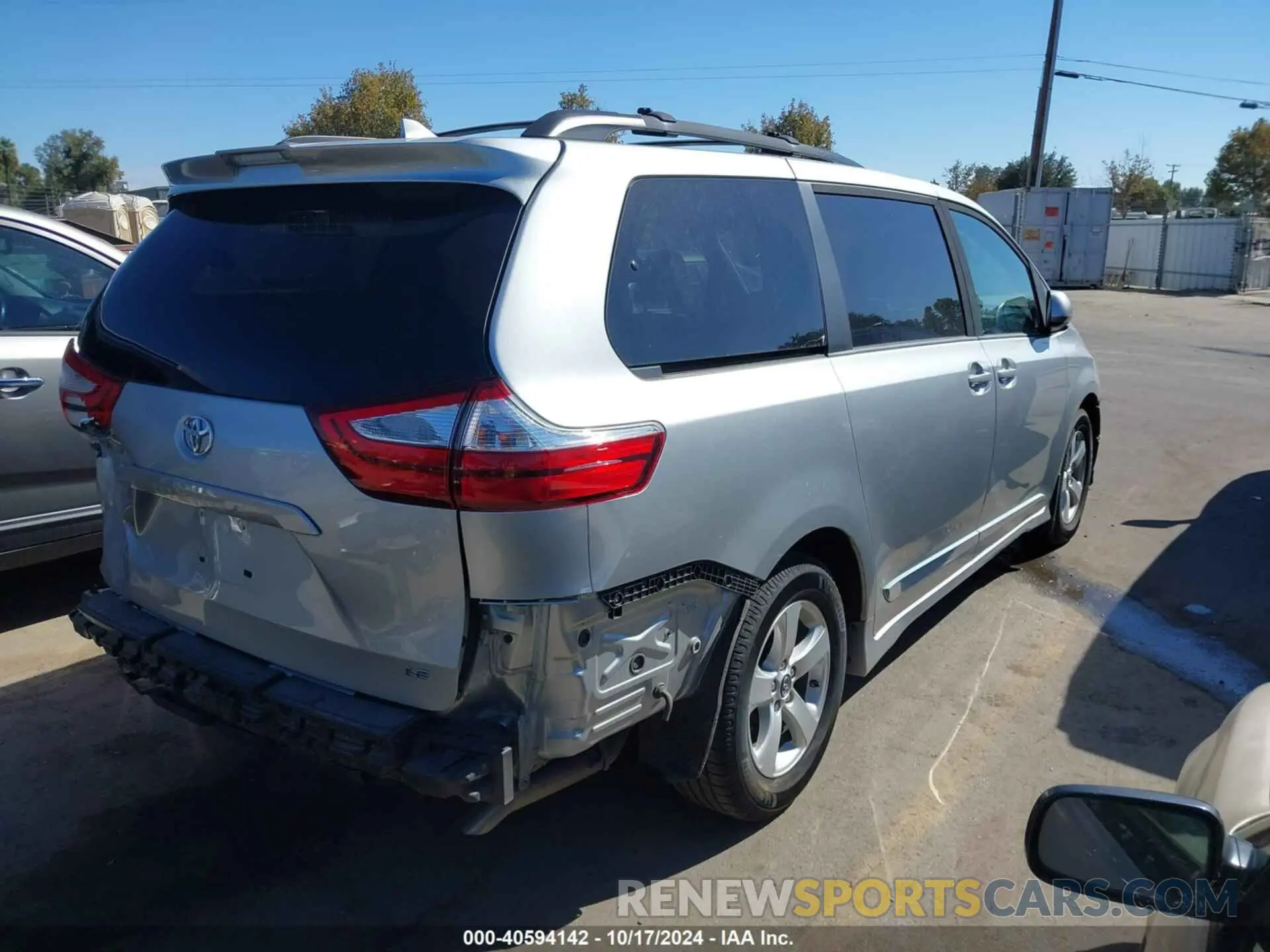 4 Photograph of a damaged car 5TDKZ3DC6KS989605 TOYOTA SIENNA 2019