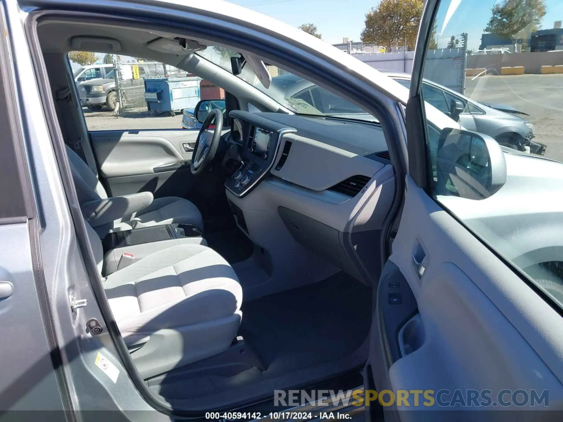 5 Photograph of a damaged car 5TDKZ3DC6KS989605 TOYOTA SIENNA 2019