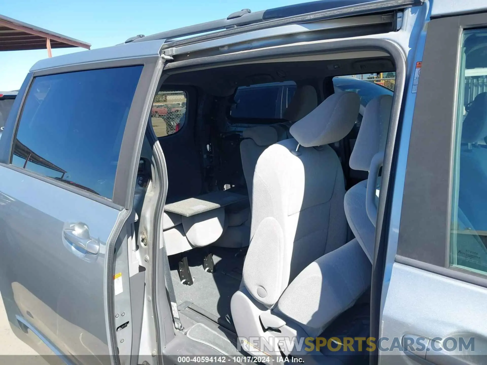 8 Photograph of a damaged car 5TDKZ3DC6KS989605 TOYOTA SIENNA 2019