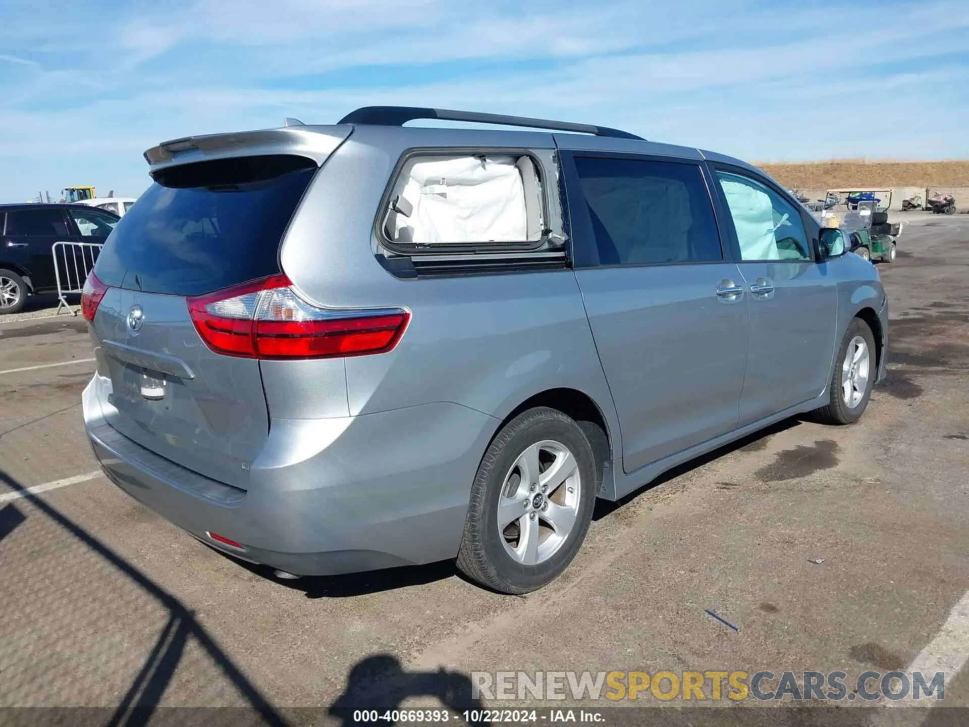 4 Photograph of a damaged car 5TDKZ3DC8KS016144 TOYOTA SIENNA 2019