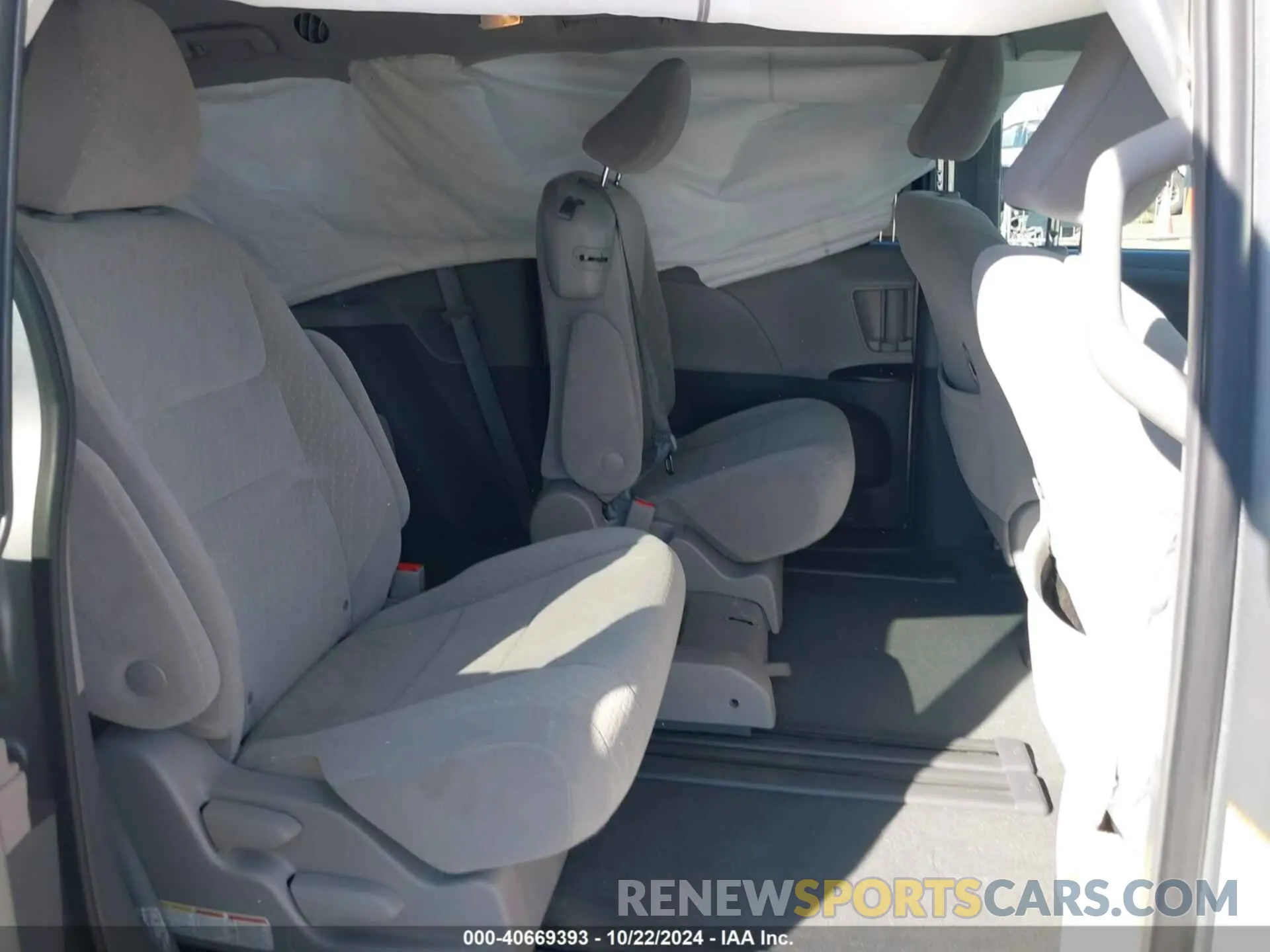 8 Photograph of a damaged car 5TDKZ3DC8KS016144 TOYOTA SIENNA 2019