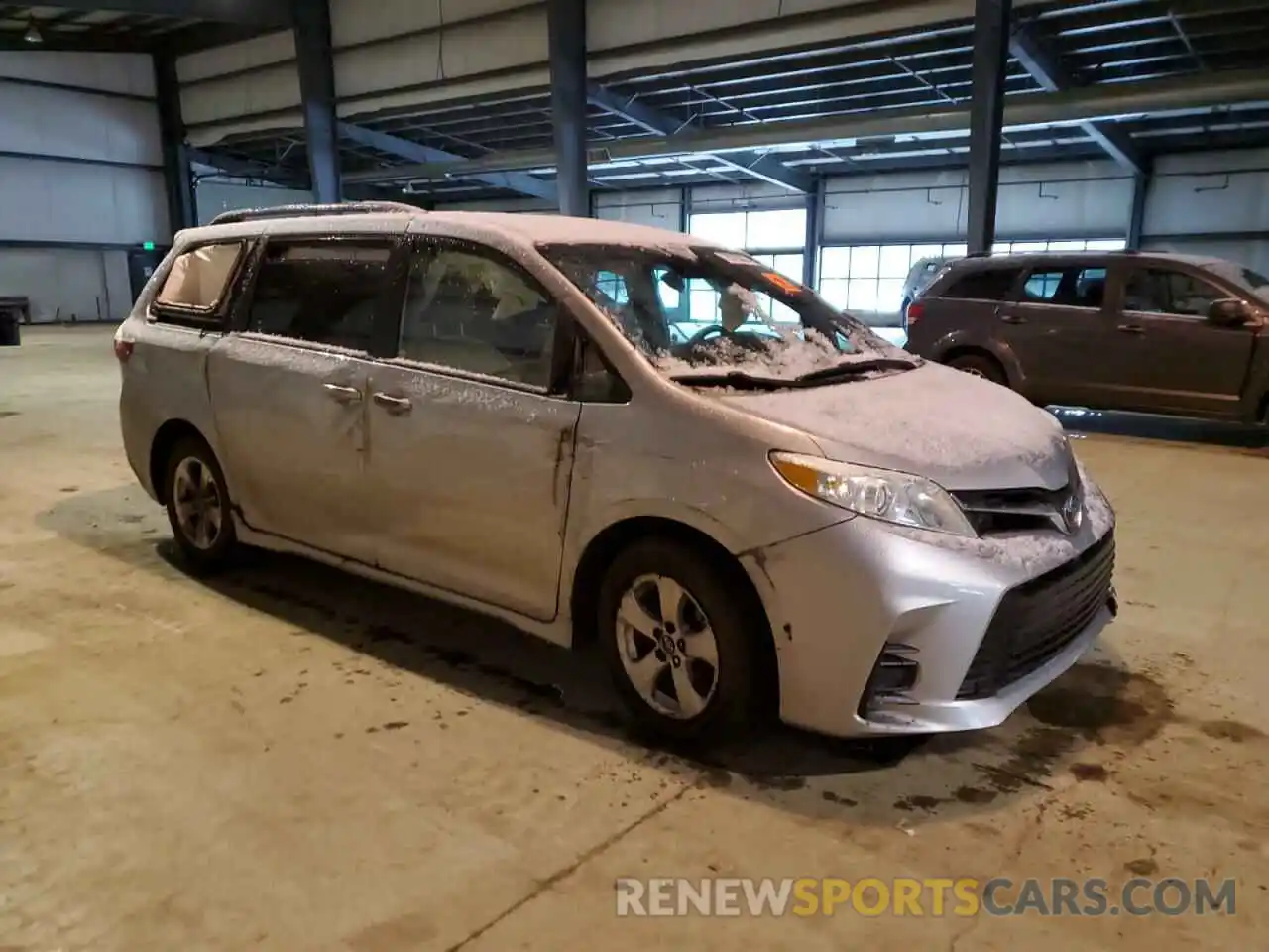 4 Photograph of a damaged car 5TDKZ3DC8KS985166 TOYOTA SIENNA 2019