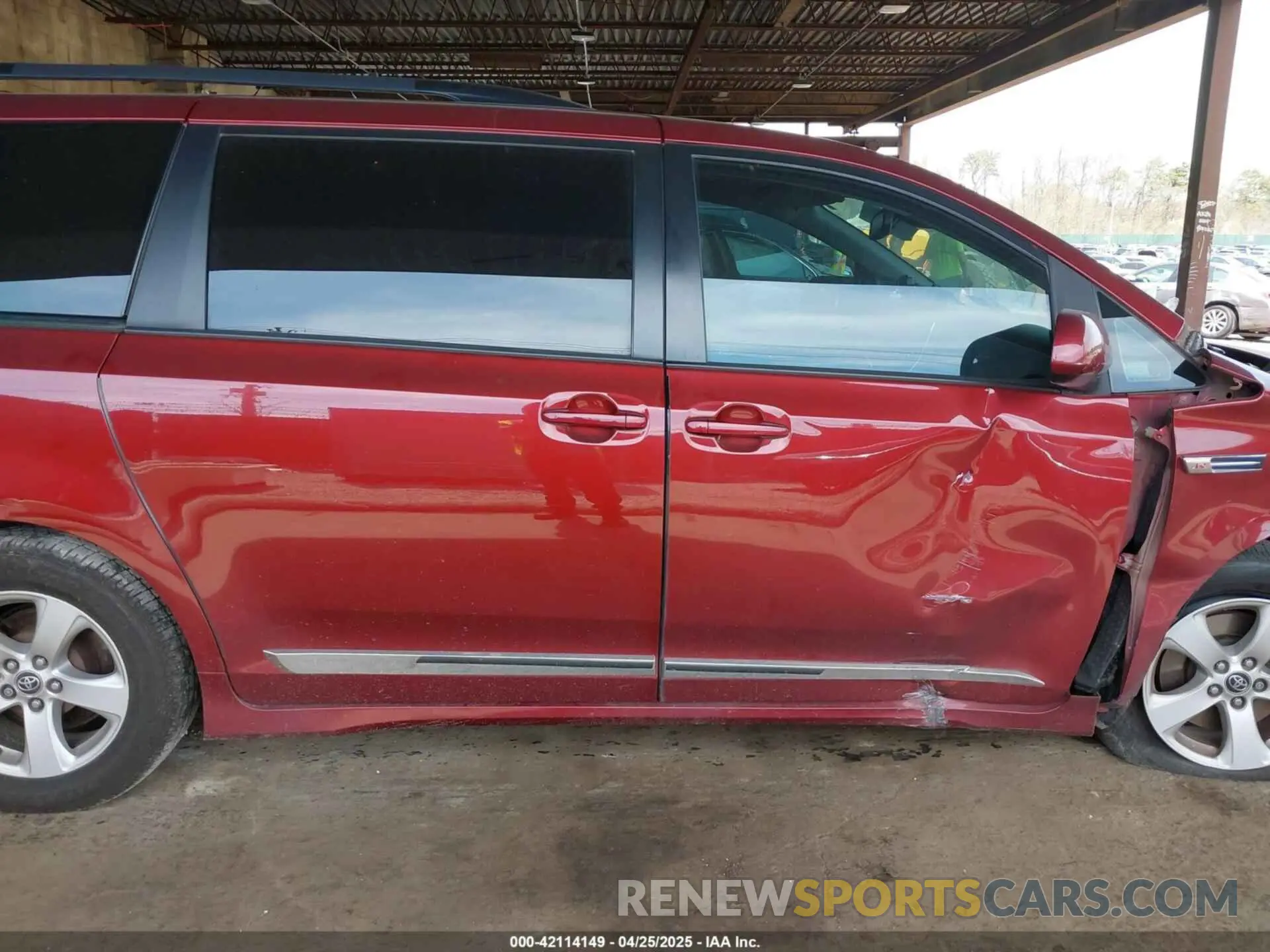 13 Photograph of a damaged car 5TDKZ3DC8KS988357 TOYOTA SIENNA 2019