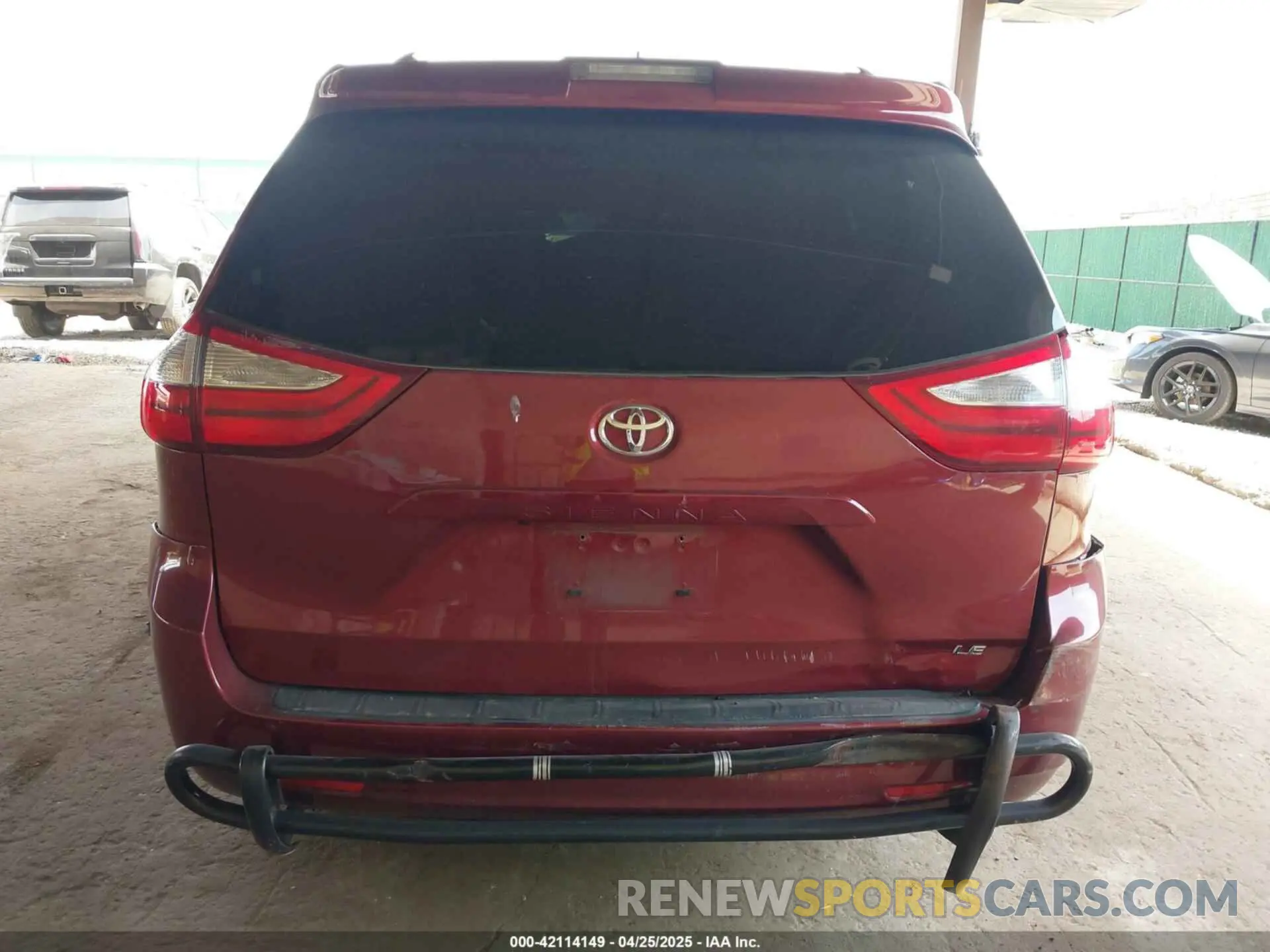 16 Photograph of a damaged car 5TDKZ3DC8KS988357 TOYOTA SIENNA 2019