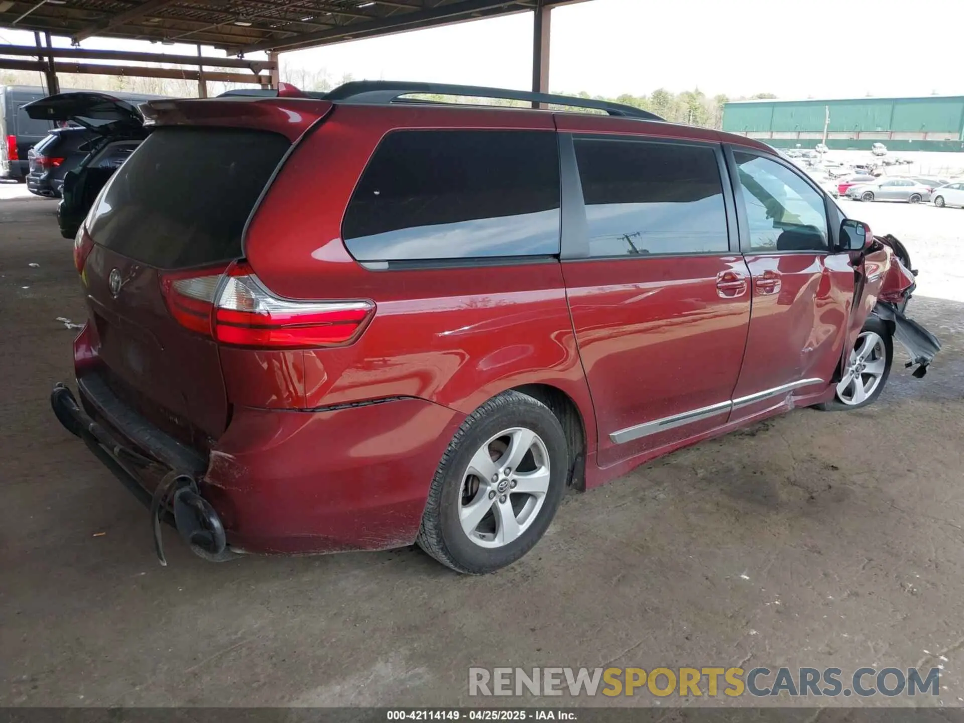 4 Photograph of a damaged car 5TDKZ3DC8KS988357 TOYOTA SIENNA 2019