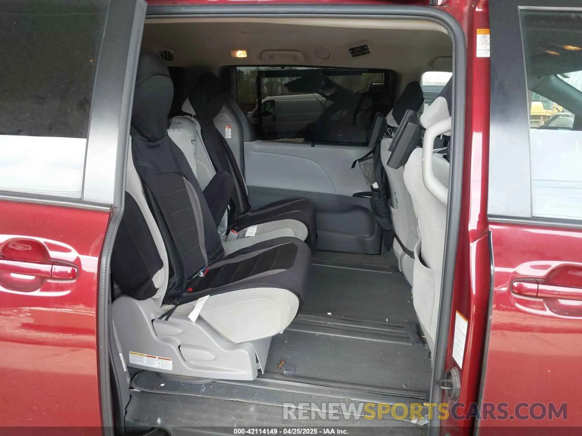8 Photograph of a damaged car 5TDKZ3DC8KS988357 TOYOTA SIENNA 2019