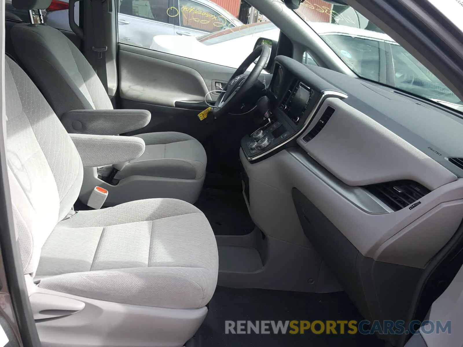 5 Photograph of a damaged car 5TDKZ3DC9KS012832 TOYOTA SIENNA 2019