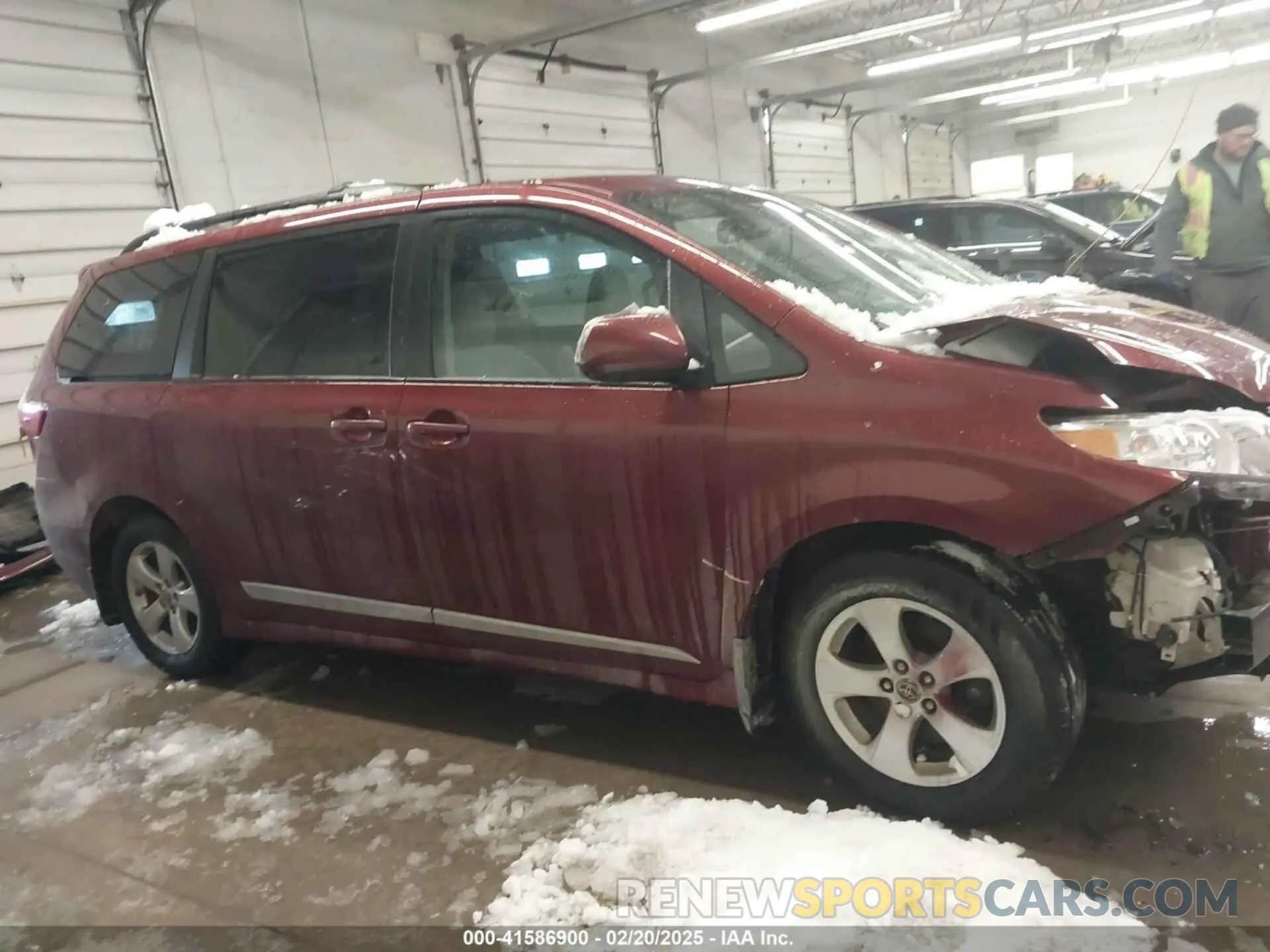 14 Photograph of a damaged car 5TDKZ3DC9KS015195 TOYOTA SIENNA 2019