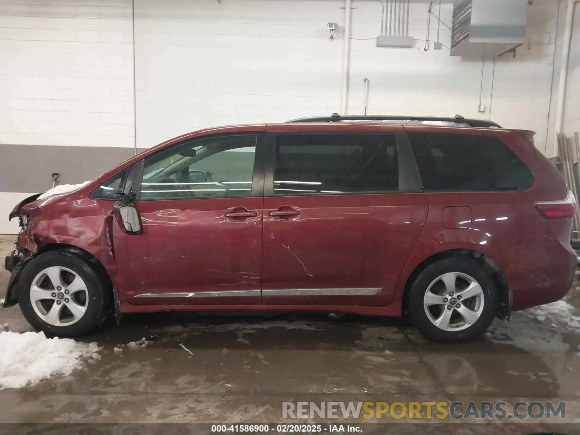 15 Photograph of a damaged car 5TDKZ3DC9KS015195 TOYOTA SIENNA 2019