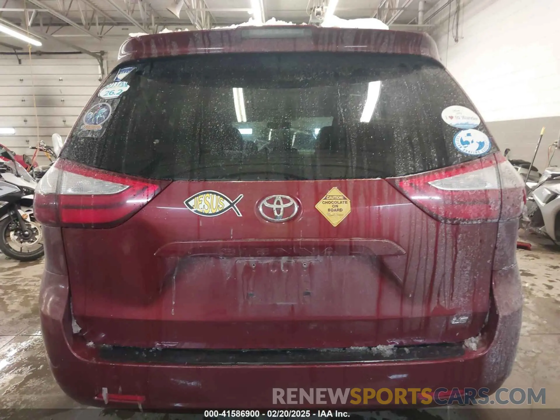 17 Photograph of a damaged car 5TDKZ3DC9KS015195 TOYOTA SIENNA 2019