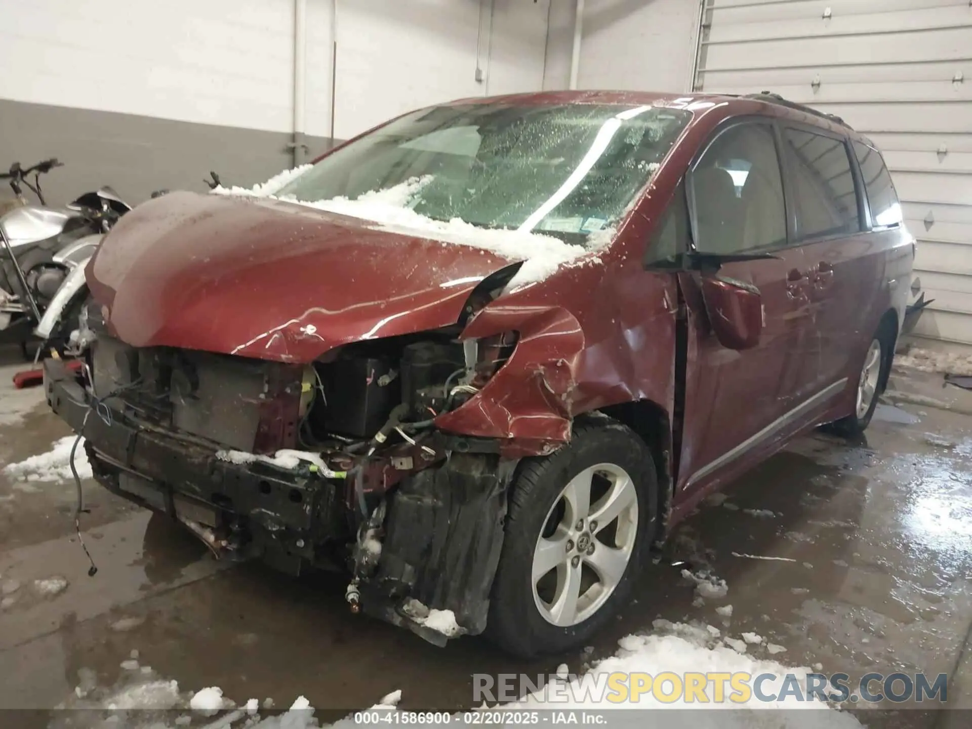 2 Photograph of a damaged car 5TDKZ3DC9KS015195 TOYOTA SIENNA 2019