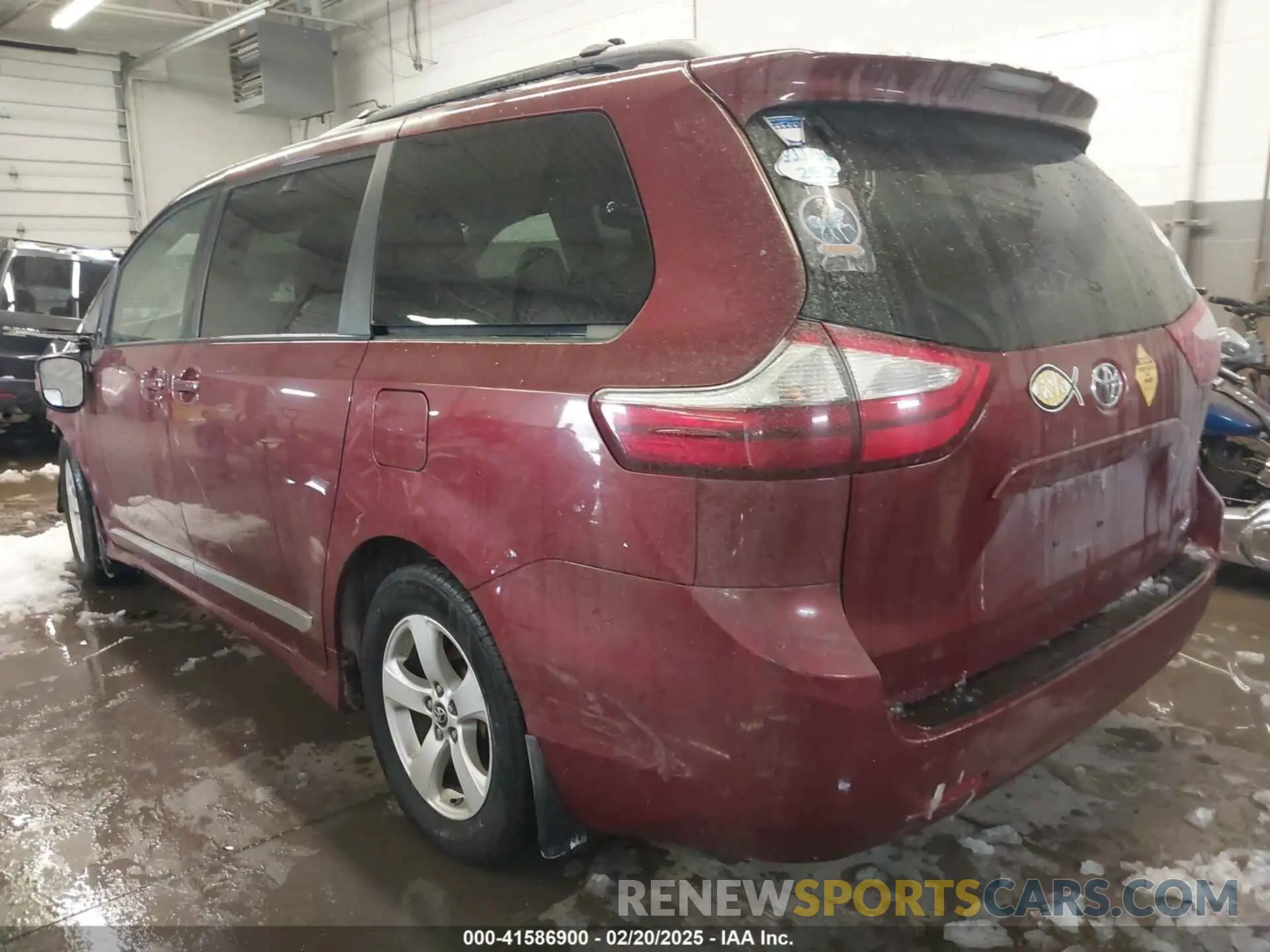 3 Photograph of a damaged car 5TDKZ3DC9KS015195 TOYOTA SIENNA 2019