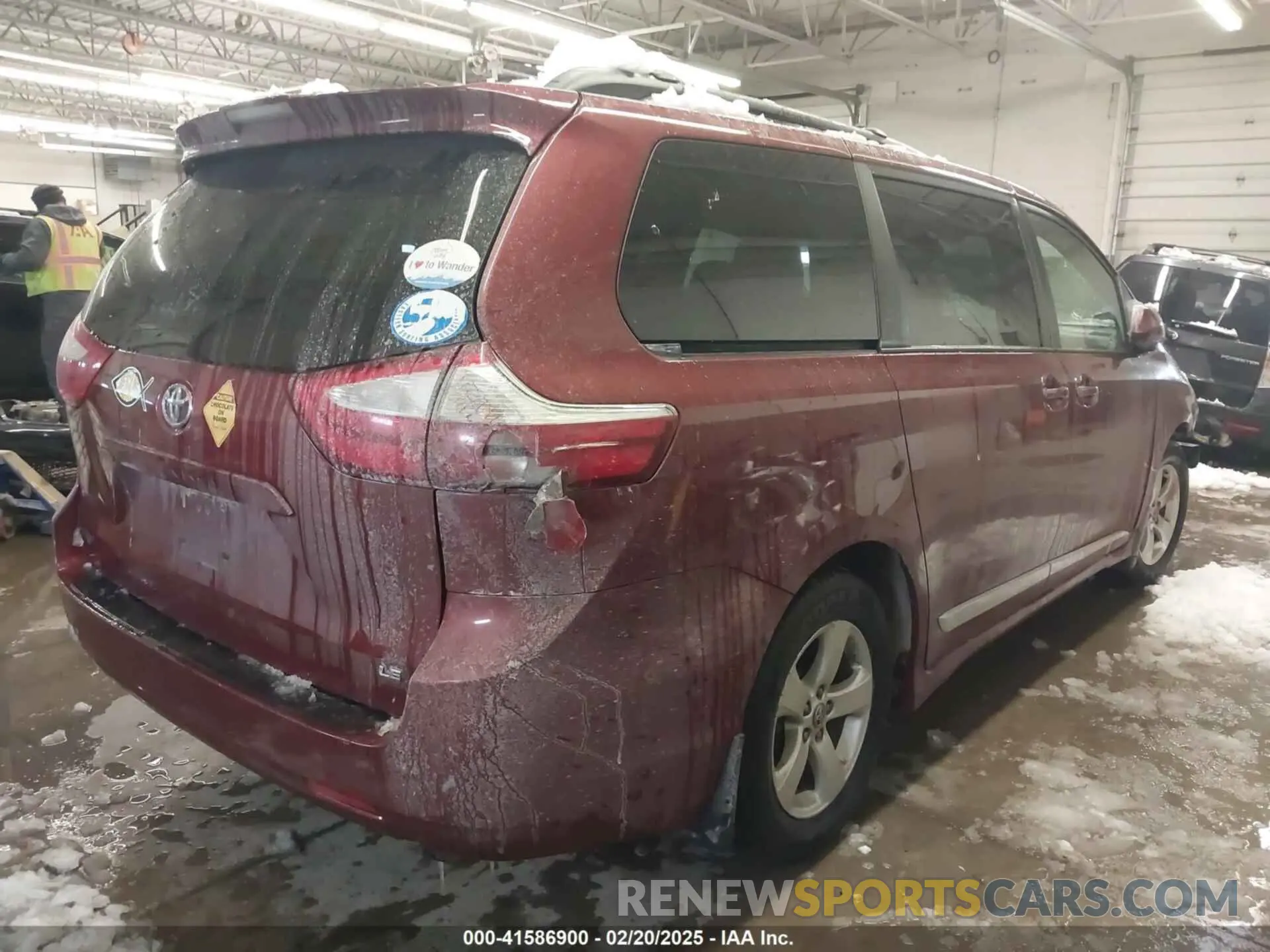 4 Photograph of a damaged car 5TDKZ3DC9KS015195 TOYOTA SIENNA 2019