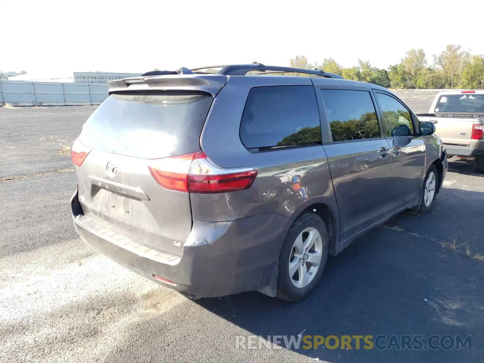 4 Photograph of a damaged car 5TDKZ3DC9KS967100 TOYOTA SIENNA 2019