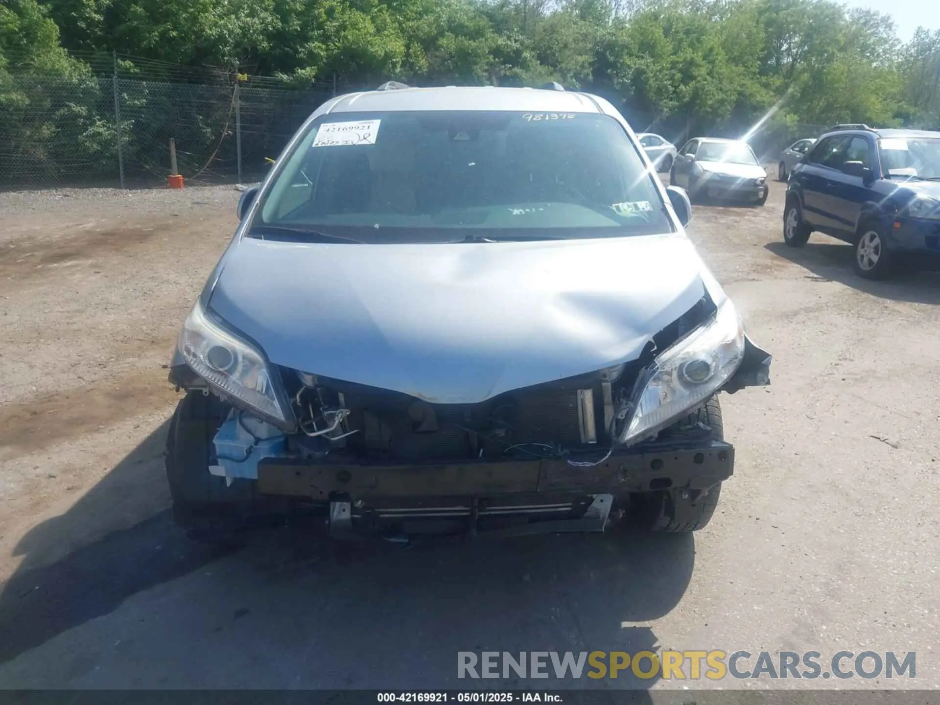 12 Photograph of a damaged car 5TDKZ3DC9KS981398 TOYOTA SIENNA 2019