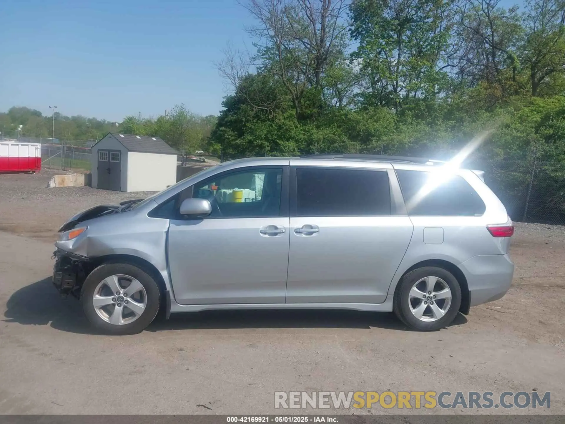 14 Photograph of a damaged car 5TDKZ3DC9KS981398 TOYOTA SIENNA 2019