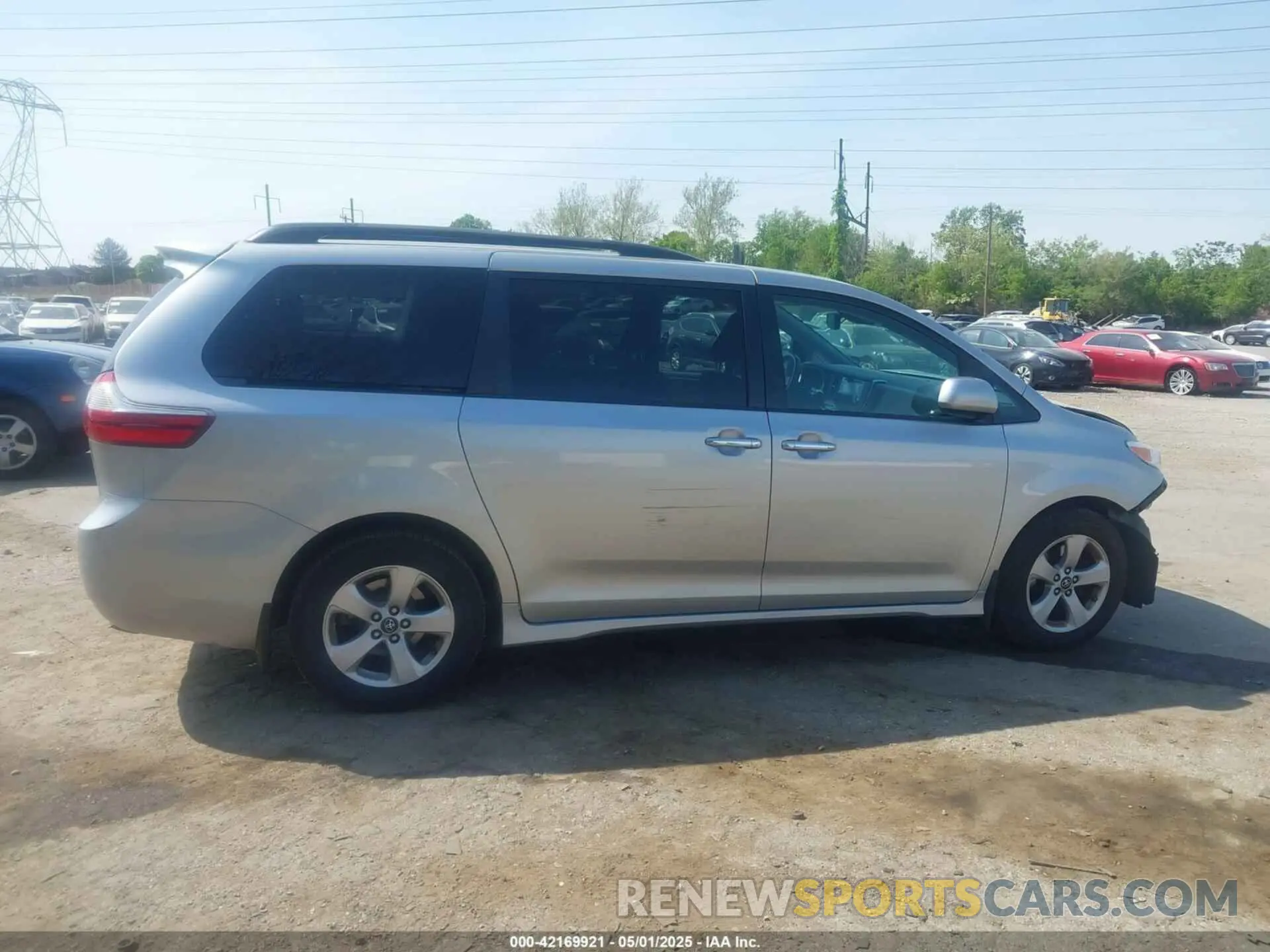 17 Photograph of a damaged car 5TDKZ3DC9KS981398 TOYOTA SIENNA 2019