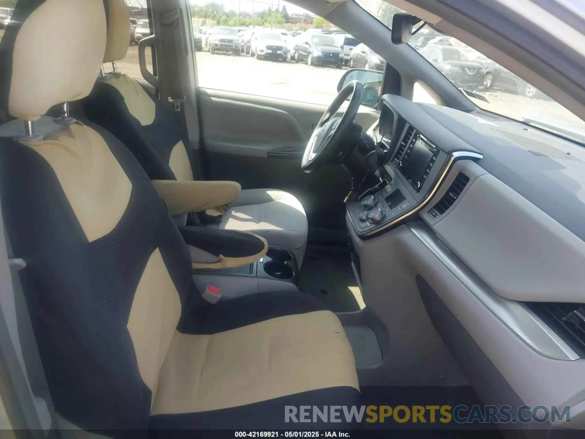 5 Photograph of a damaged car 5TDKZ3DC9KS981398 TOYOTA SIENNA 2019