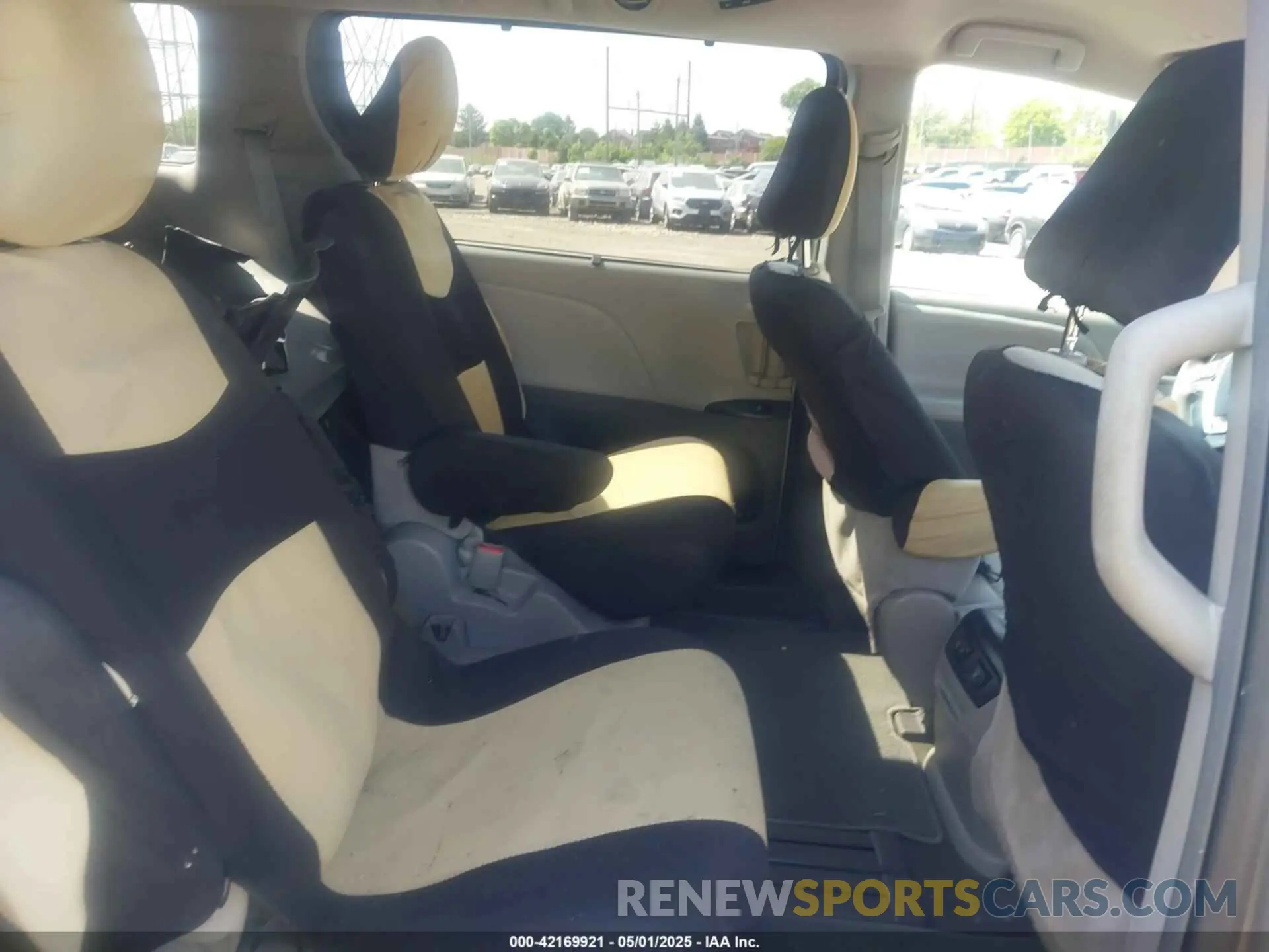 8 Photograph of a damaged car 5TDKZ3DC9KS981398 TOYOTA SIENNA 2019