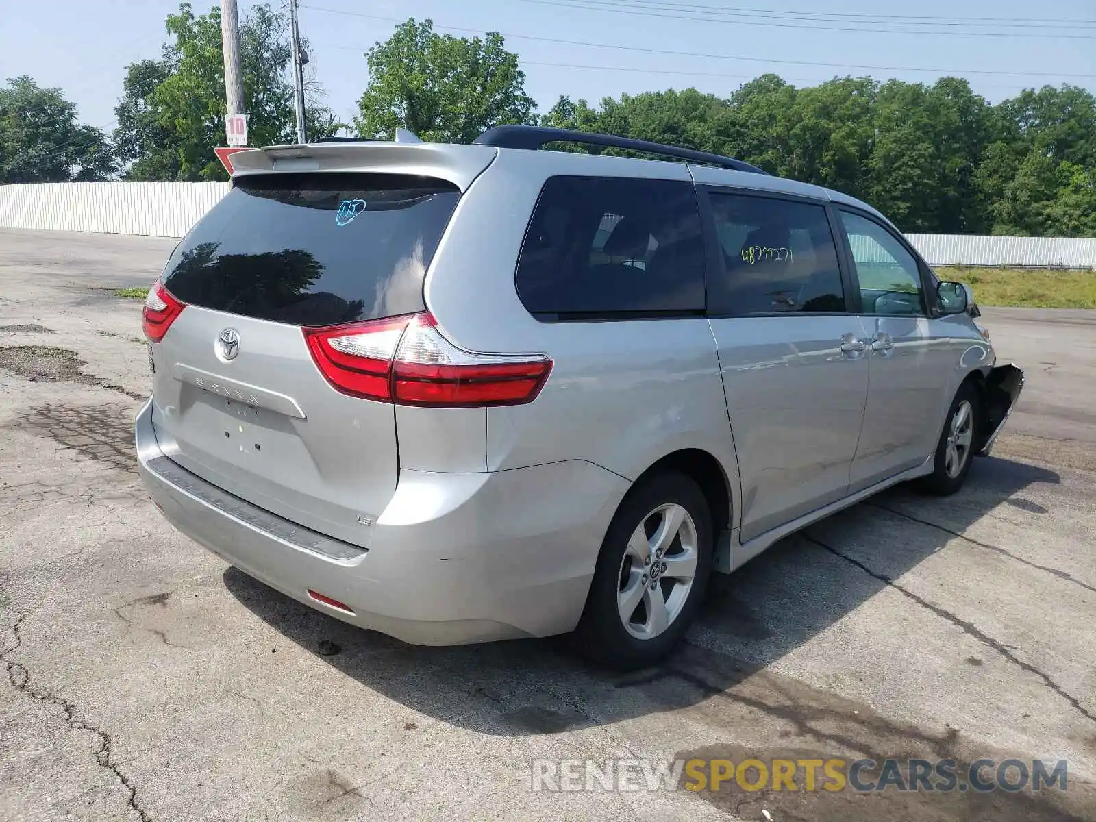 4 Photograph of a damaged car 5TDKZ3DCXKS011818 TOYOTA SIENNA 2019