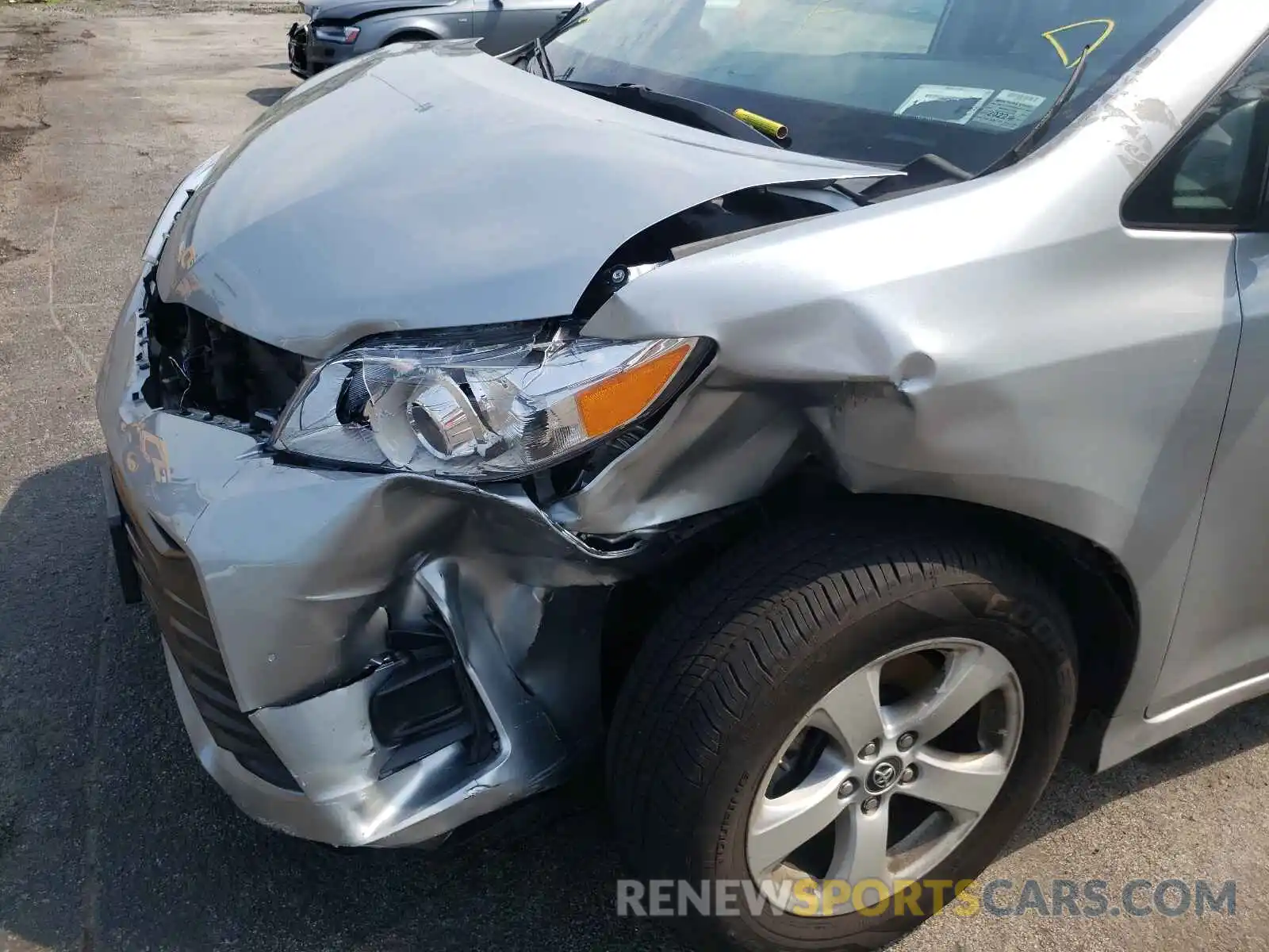 9 Photograph of a damaged car 5TDKZ3DCXKS011818 TOYOTA SIENNA 2019