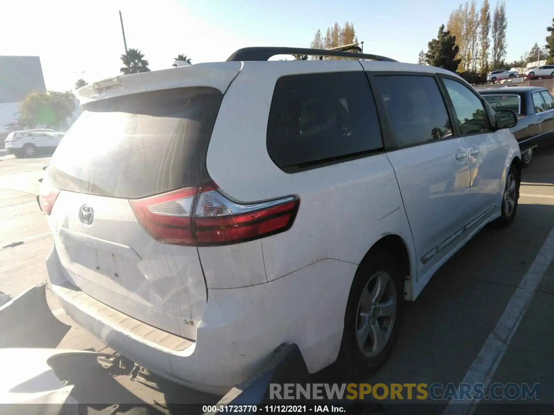 4 Photograph of a damaged car 5TDKZ3DCXKS019966 TOYOTA SIENNA 2019