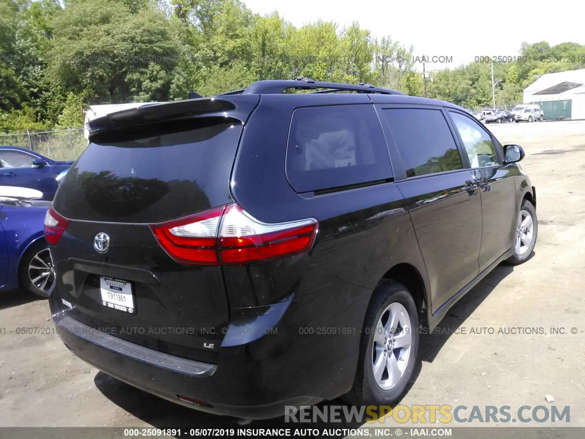 4 Photograph of a damaged car 5TDKZ3DCXKS969809 TOYOTA SIENNA 2019